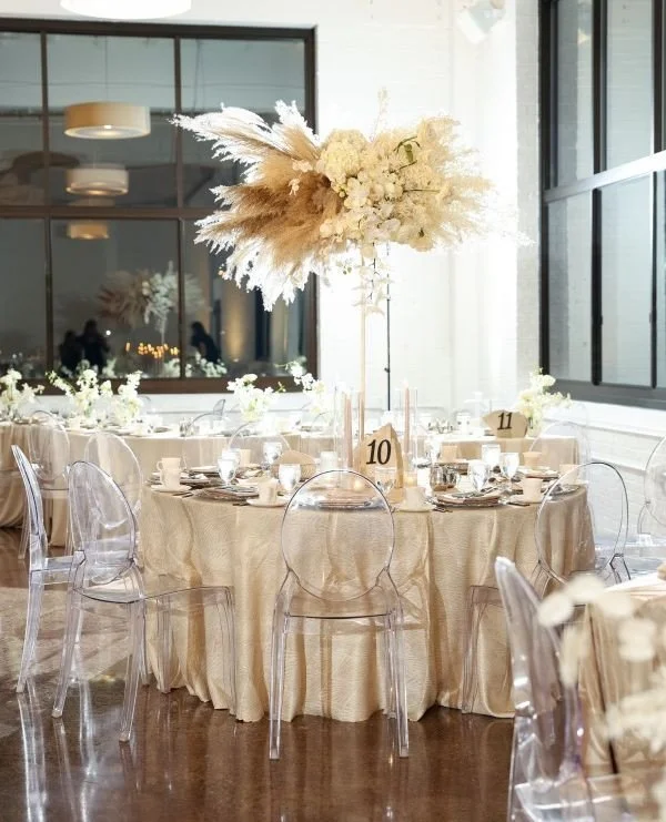 Organic, neutral palette with enough texture to last a lifetime.⁠
⁠
Planning | @stylearchitectsweddings⁠
Venue | @urbandaisyevents⁠
Photography | @andrewvickphotography⁠
Content Creation | @candidandkate⁠
Catering | @damicohospitality⁠
Bar | @4liquid