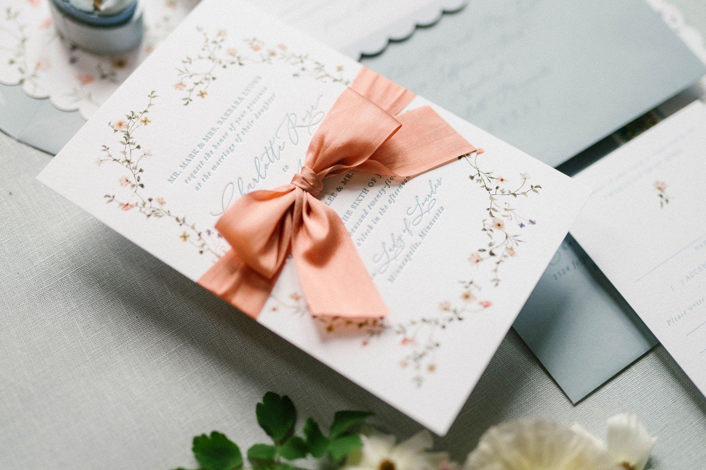 How do you mail your invitations? Let us be your guide!⁠
⁠
Follow our step-by-step instructions to help you check this off your list! ⁠ Blog link in bio.