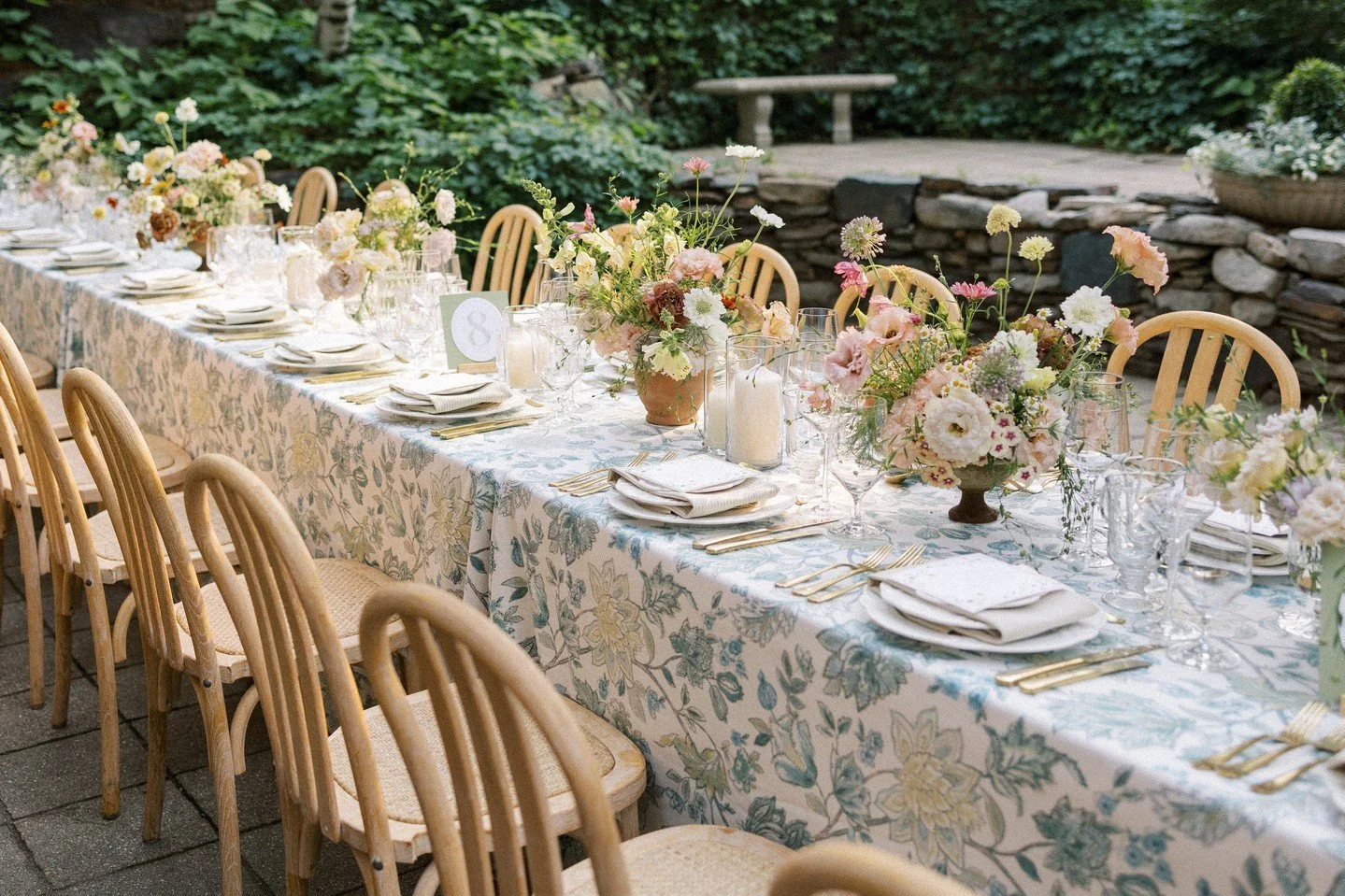 A floral linen that works with the flowers, not against them.⁠
⁠
Design &amp; Floral | @ashleyfoxdesigns⁠
Planning | @stylearchitectsweddings⁠
Venue | @vandusenmansion⁠
Photography | @maritwilliamsphoto⁠
Videography | @tylerwearcreativemedia⁠
Ceremon