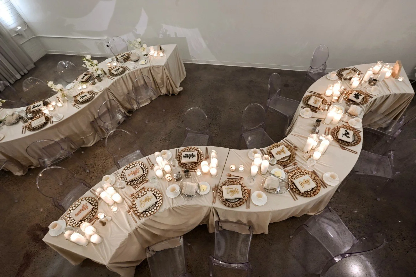 A table shape that adds movement makes a design feel more elevated. ⁠
⁠
Planning | @stylearchitectsweddings⁠
Venue | @urbandaisyevents⁠
Photography | @andrewvickphotography⁠
Content Creation | @candidandkate⁠
Catering | @damicohospitality⁠
Bar | @4li