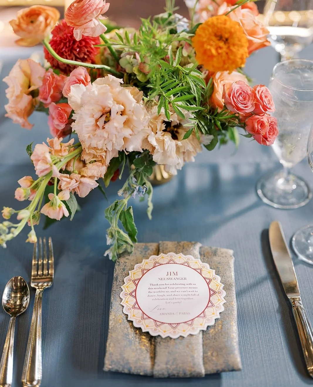 Opposites work for a reason. The rich blue base grounds the bright florals, while the warm tones bring energy to the overall design.⁠ It's a lesson in complementary color theory.⁠
⁠
Planning | ⁠@stylearchitectsweddings⁠
Venue | @renaissancempls⁠
Phot