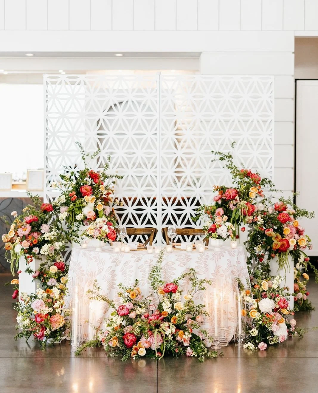Kicking off our 26' season with this bright and bold wedding! Just a couple of sneak peeks from Kathleen and Max's colorful May wedding. ⁠
⁠
Planning | ⁠@stylearchitectsweddings⁠
Venue | ⁠@thehuttonhouse⁠
Photography | ⁠⁠@katherine.bowes⁠
Videography