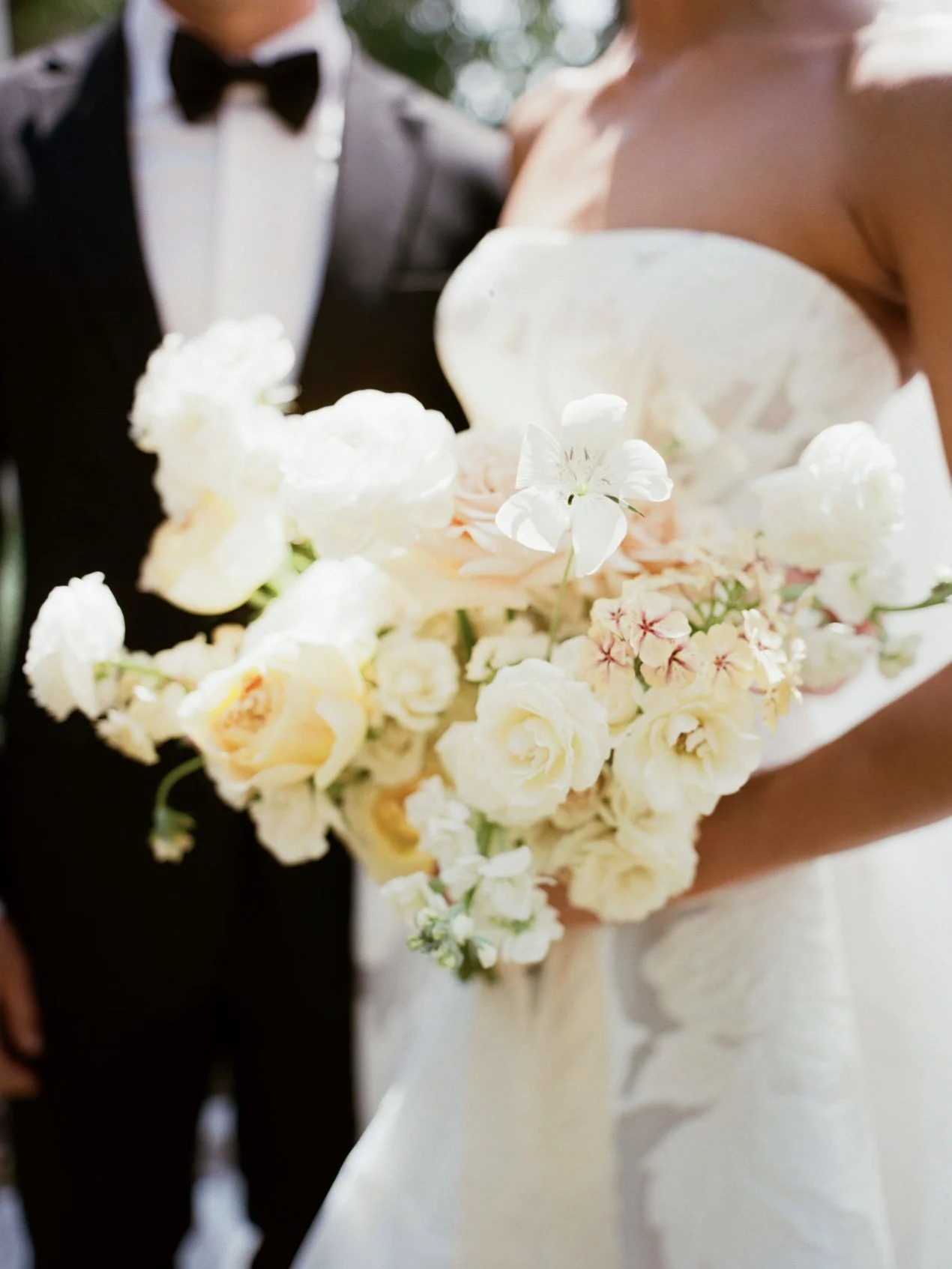 A full bouquet can still feel light. The mix of soft neutral blooms and loose movement keeps this one feeling fresh.⁠
⁠
Planning | ⁠@stylearchitectsweddings⁠
Venue | @machineshopmpls⁠
Photography | @lizbanfieldwed⁠
Catering | @damicohospitality⁠
Flor