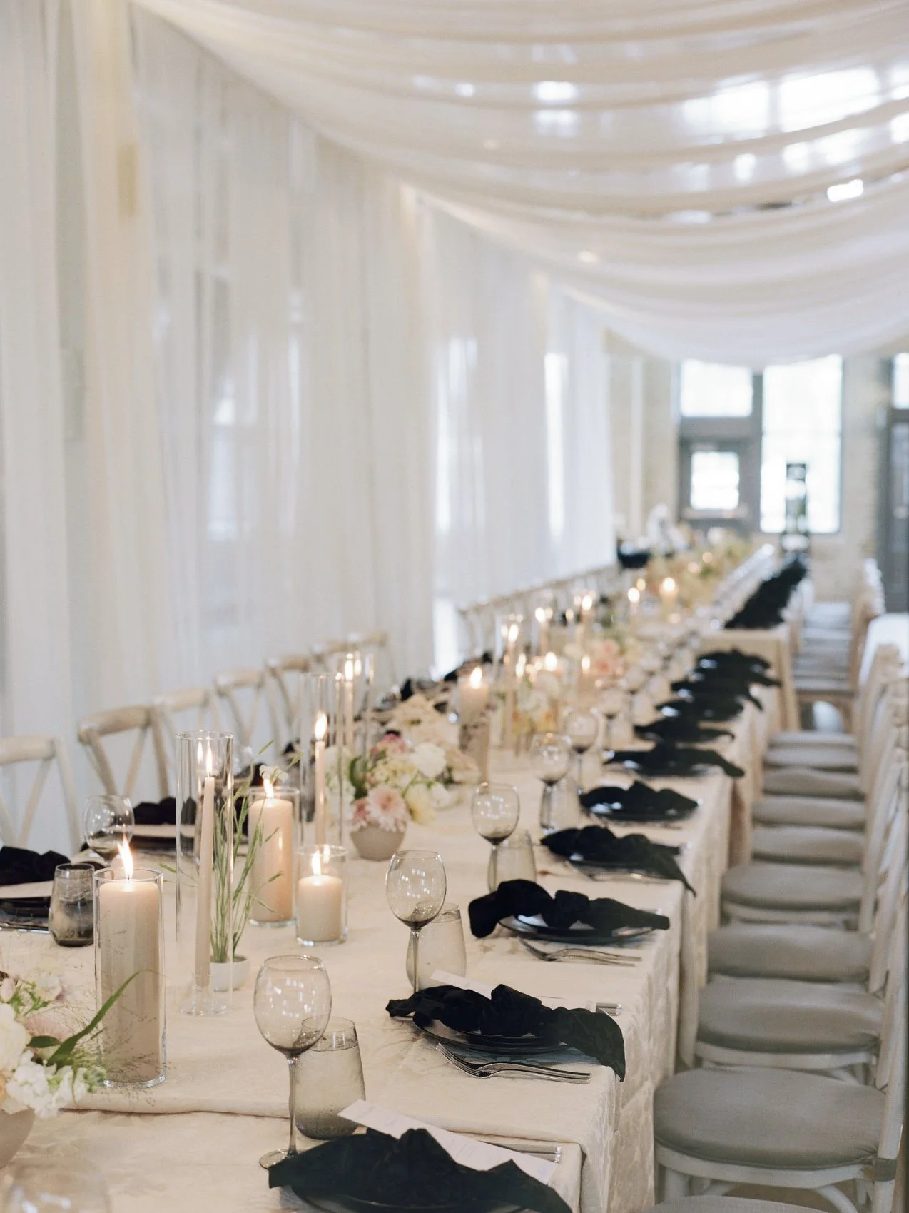 Who doesn't love long *perfectly straight* tables? The only thing missing is the guests! ⁠
⁠
Planning | ⁠@stylearchitectsweddings⁠
Venue | @machineshopmpls⁠
Photography | @lizbanfieldwed⁠
Catering | @damicohospitality⁠
Floral |⁠ @pansy_floral⁠
Decor 