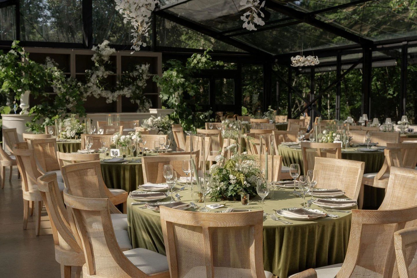 We love when a color palette feels like it belongs in the space. The layered greens played off the surroundings, while the warm wood chairs added just the right contrast.⁠
⁠
Coaching &amp; Design | ⁠@stylearchitectsweddings⁠
Venue | @bavaria_downs⁠
P