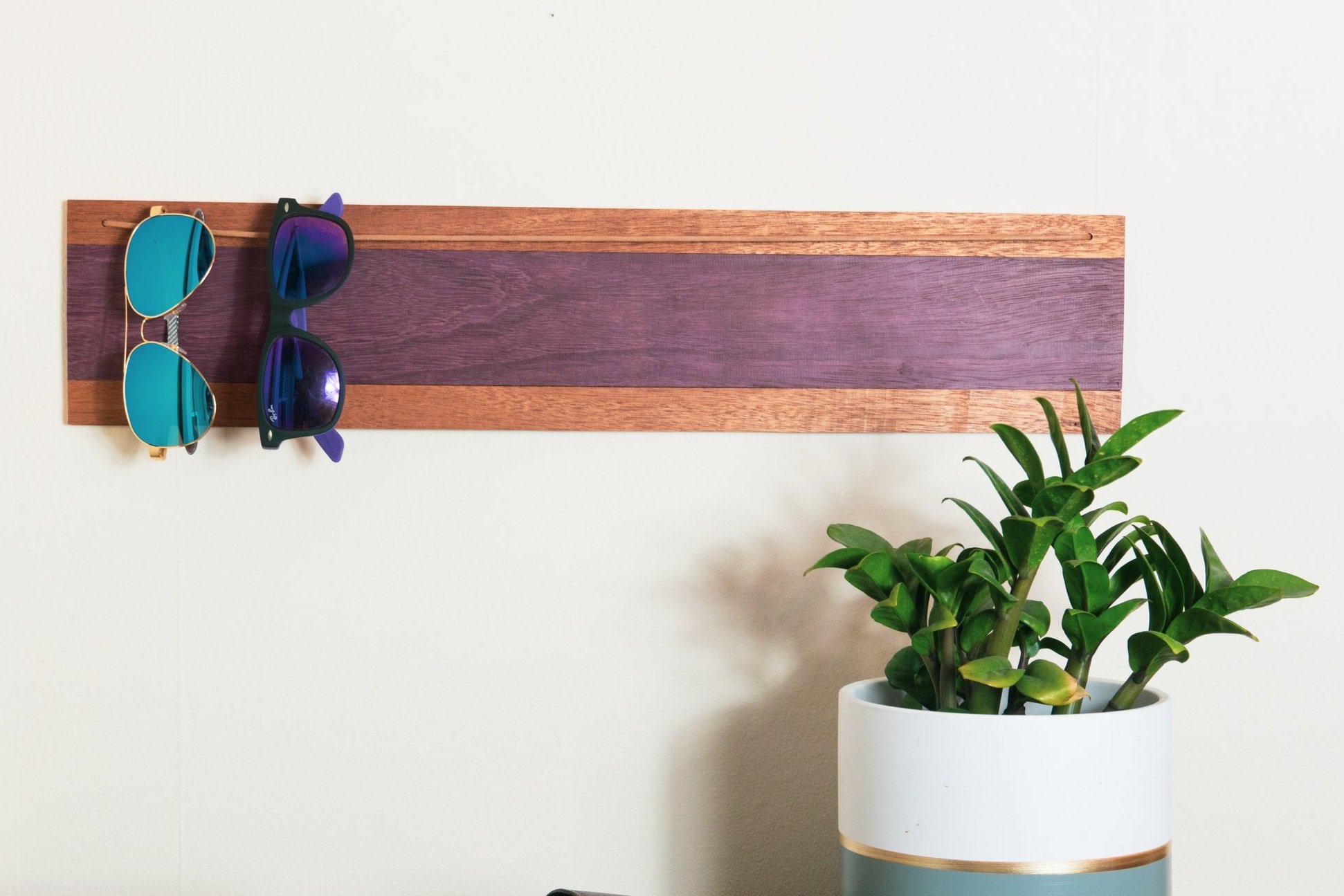 An image of Sunnies Holder
