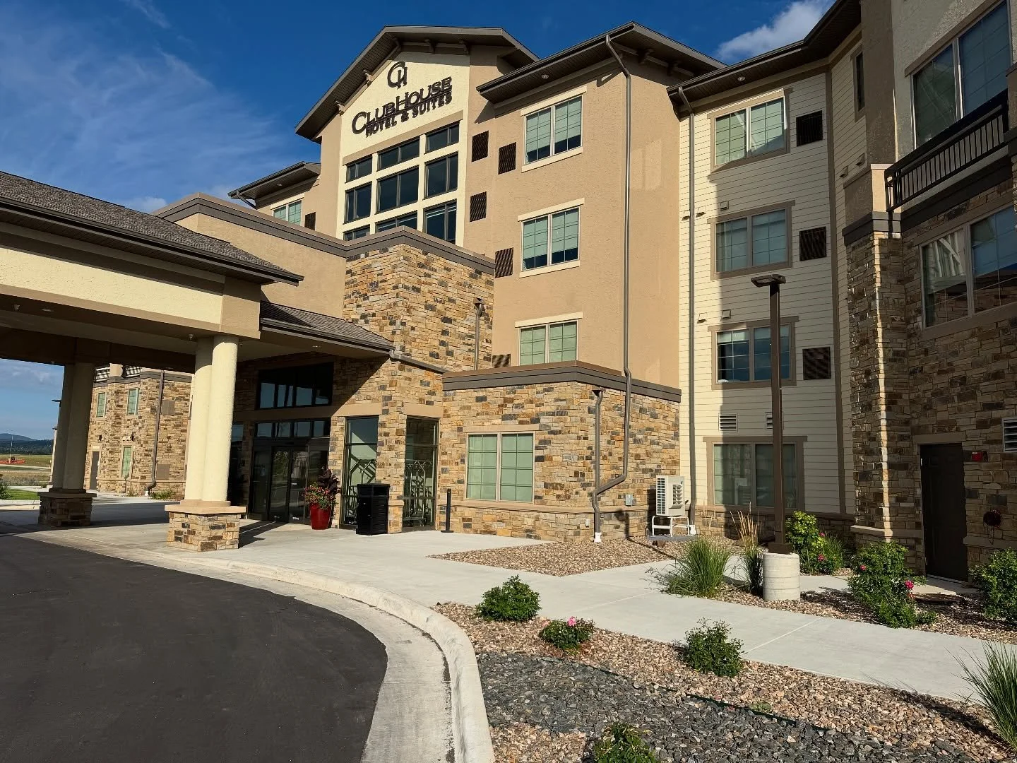 Commercial doesn&rsquo;t have to be boring! 

The natural stone detail adds texture and warmth, making the walls feel alive with natural artistry 🙌🏻 

#dws #dakotawall #dakotawallsystems #naturalstone #naturalstonesupplier #artistry #projectdepth #