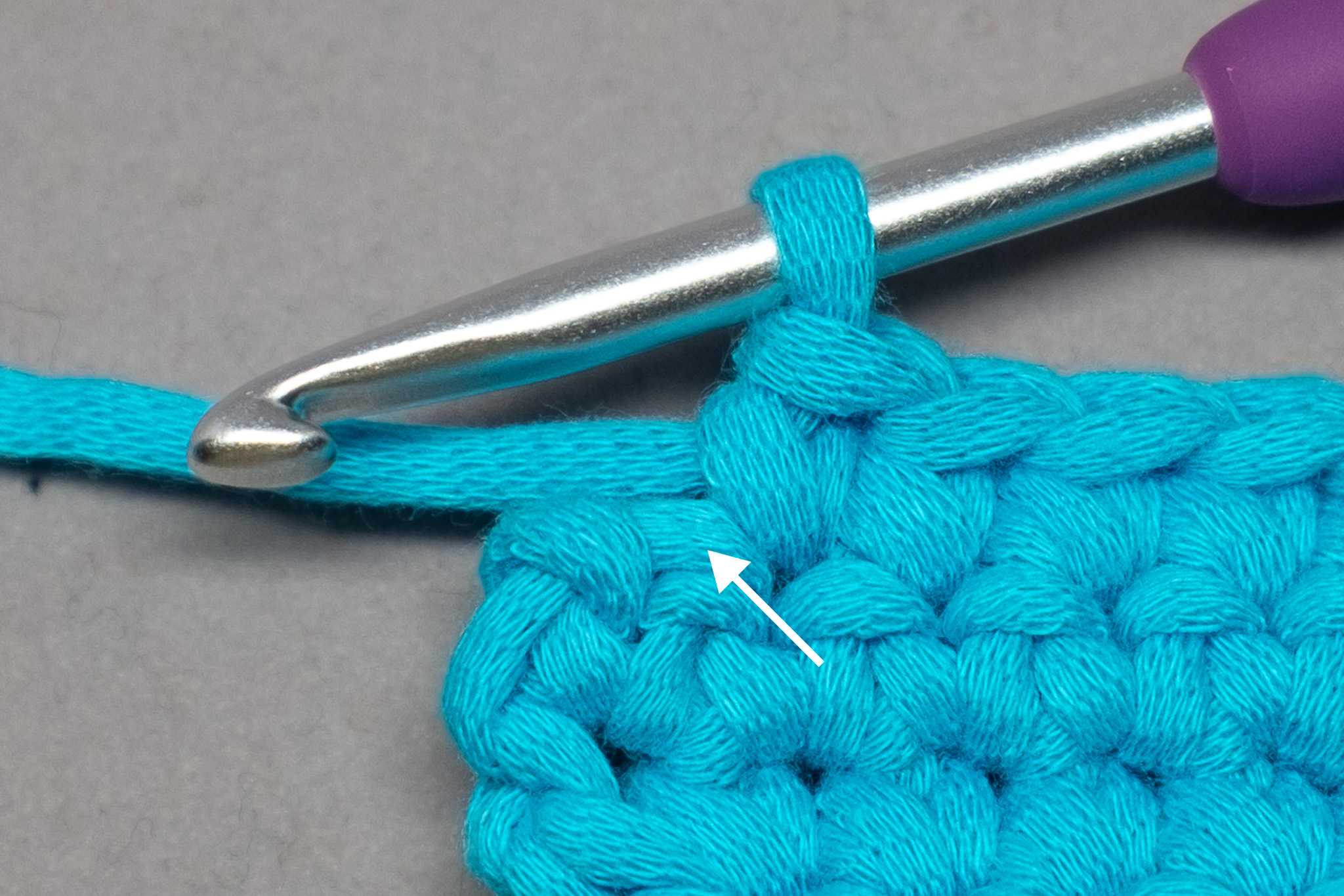  Stop before the final stitch of the previous round and identify the stitch. 