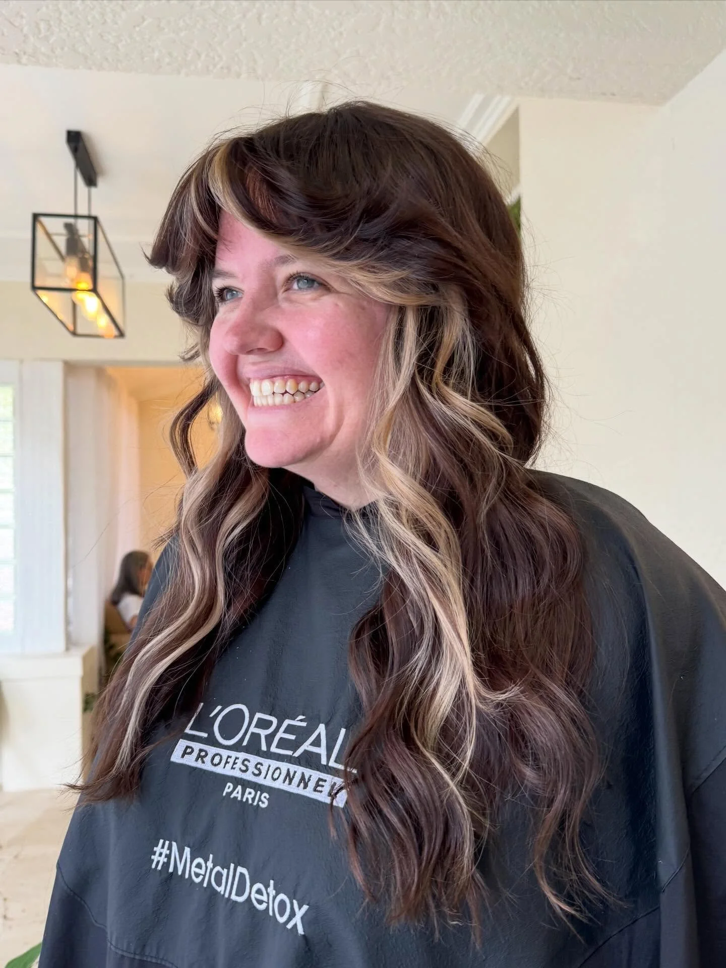 Art mums got her funk back with a peak a boo panel in the front and a Stevie Nicks  x @belinda_lee_mills inspired shag ✌🏻Just the kind of creativity level we crave on a Friday 👌🏼 
Hair by @maddy_jadshairdressers