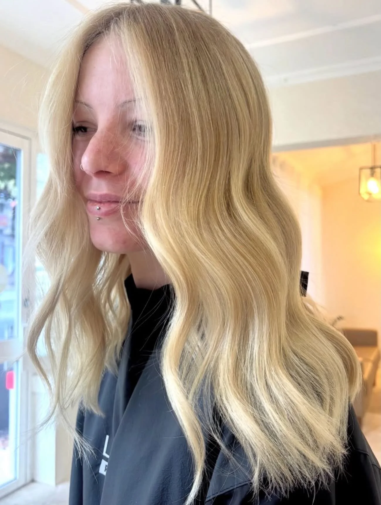 Proof you don&rsquo;t always need a full head to make a statement ☁️
A soft half head + Metal Detox = bright blonde, healthy feel, dreamy shine ✨