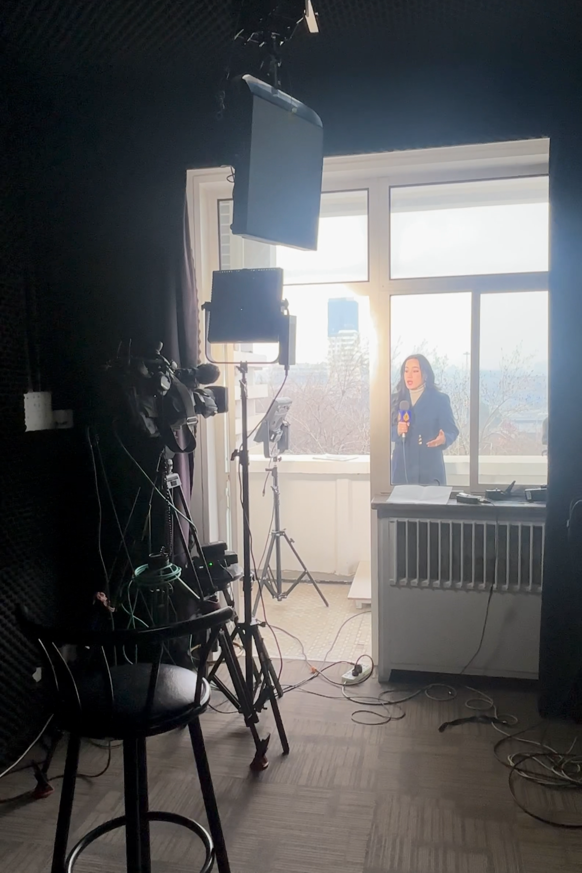 Behind-the-scenes view of the broadcasting room during a live report from the Beijing bureau, as the correspondent delivers the news on air.

Beji Messai handled the full technical setup, including camera, lighting, and sound, before stepping back to