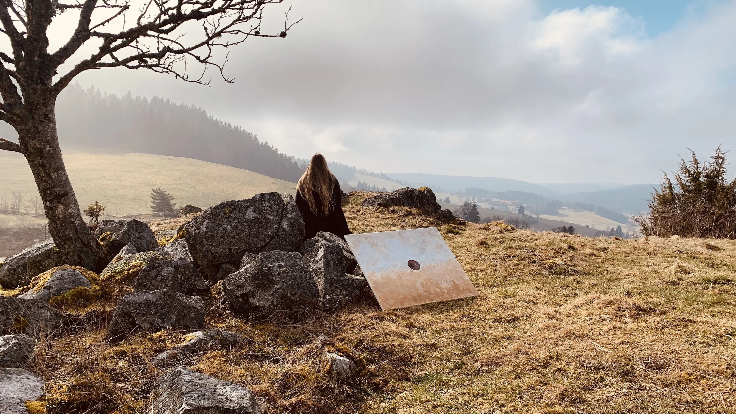 Kunstwerk mit Erde, Steinen aus einem etruskischen Tempel von Paulina Vogt