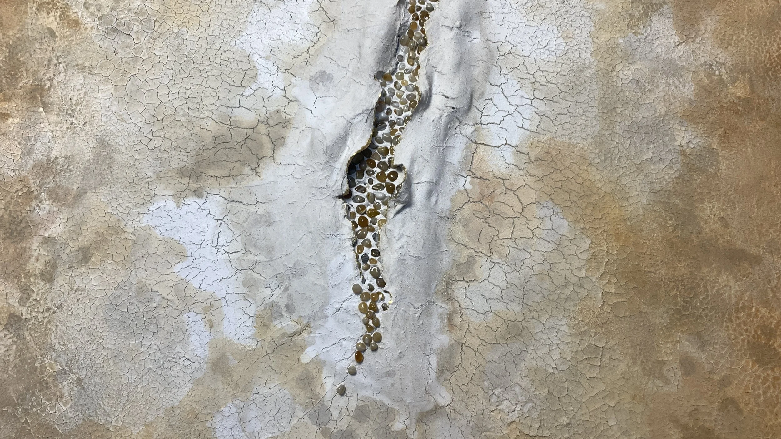 Kunstwerk mit Erde, Steinen aus einem etruskischen Tempel von Paulina Vogt