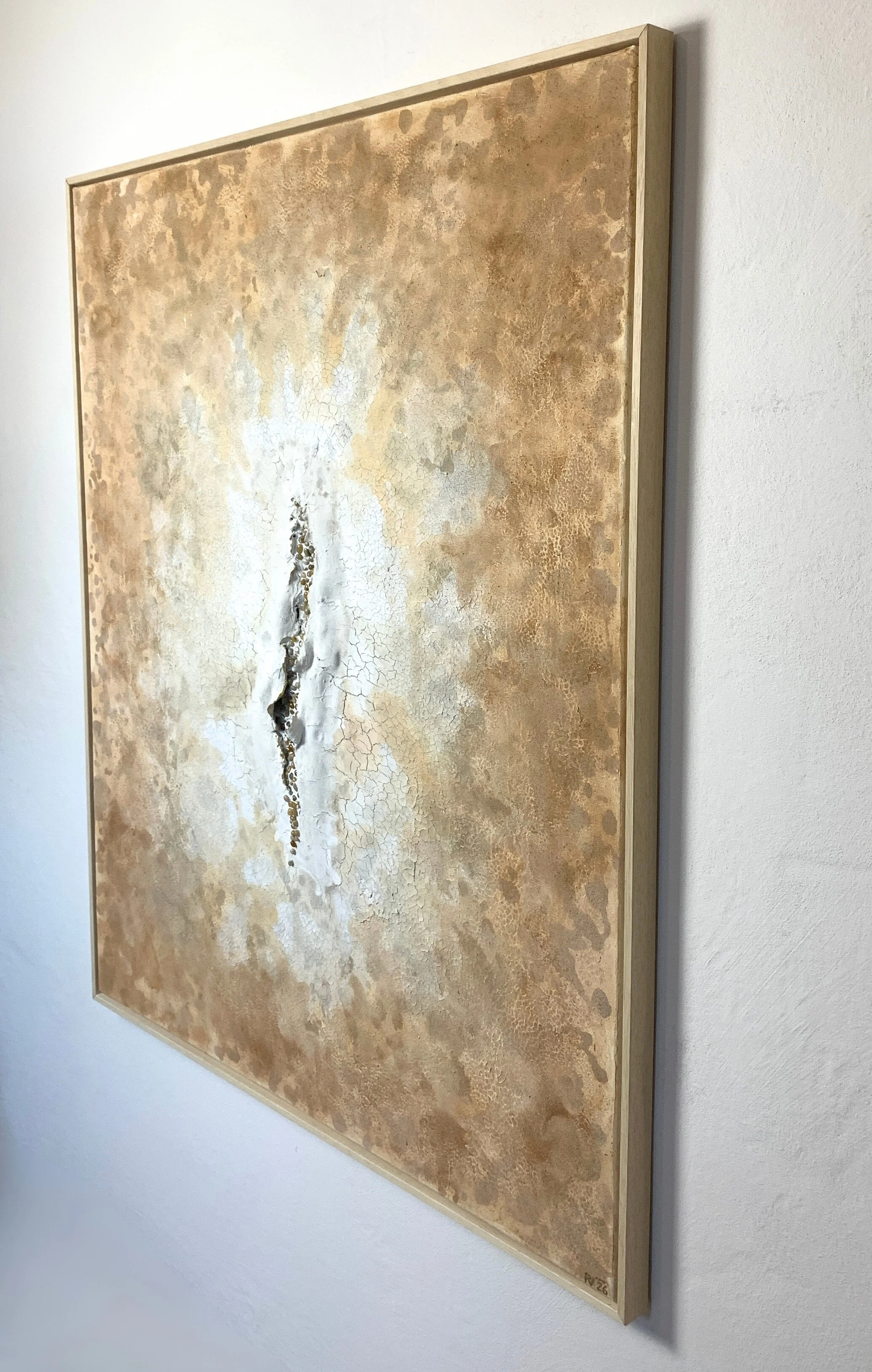 Kunstwerk mit Erde, Steinen aus einem etruskischen Tempel von Paulina Vogt