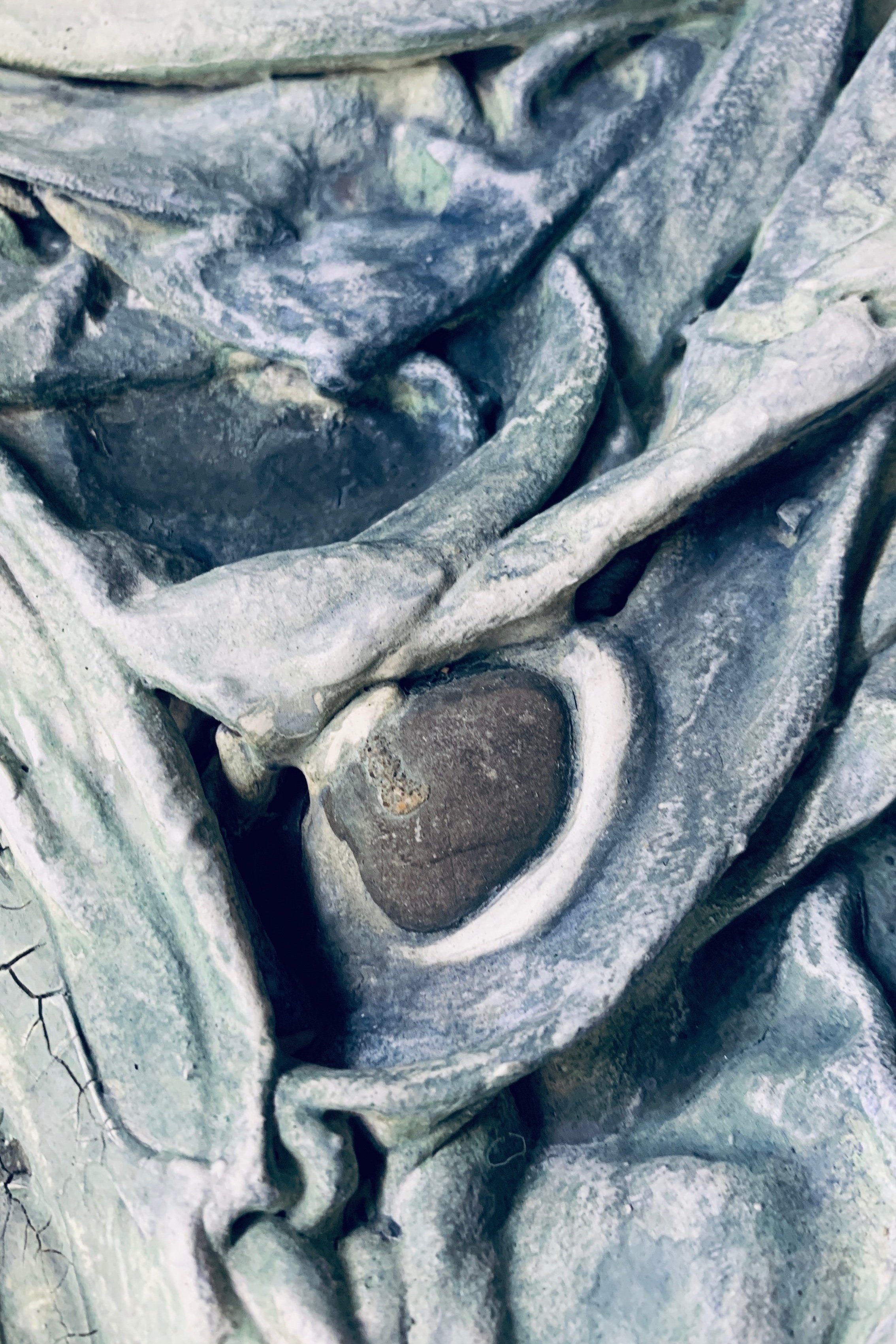 Kunstwerk mit Erde, Wasser und Steinen vom Krai Woog Gumpen im Schwarzwald von Paulina Vogt