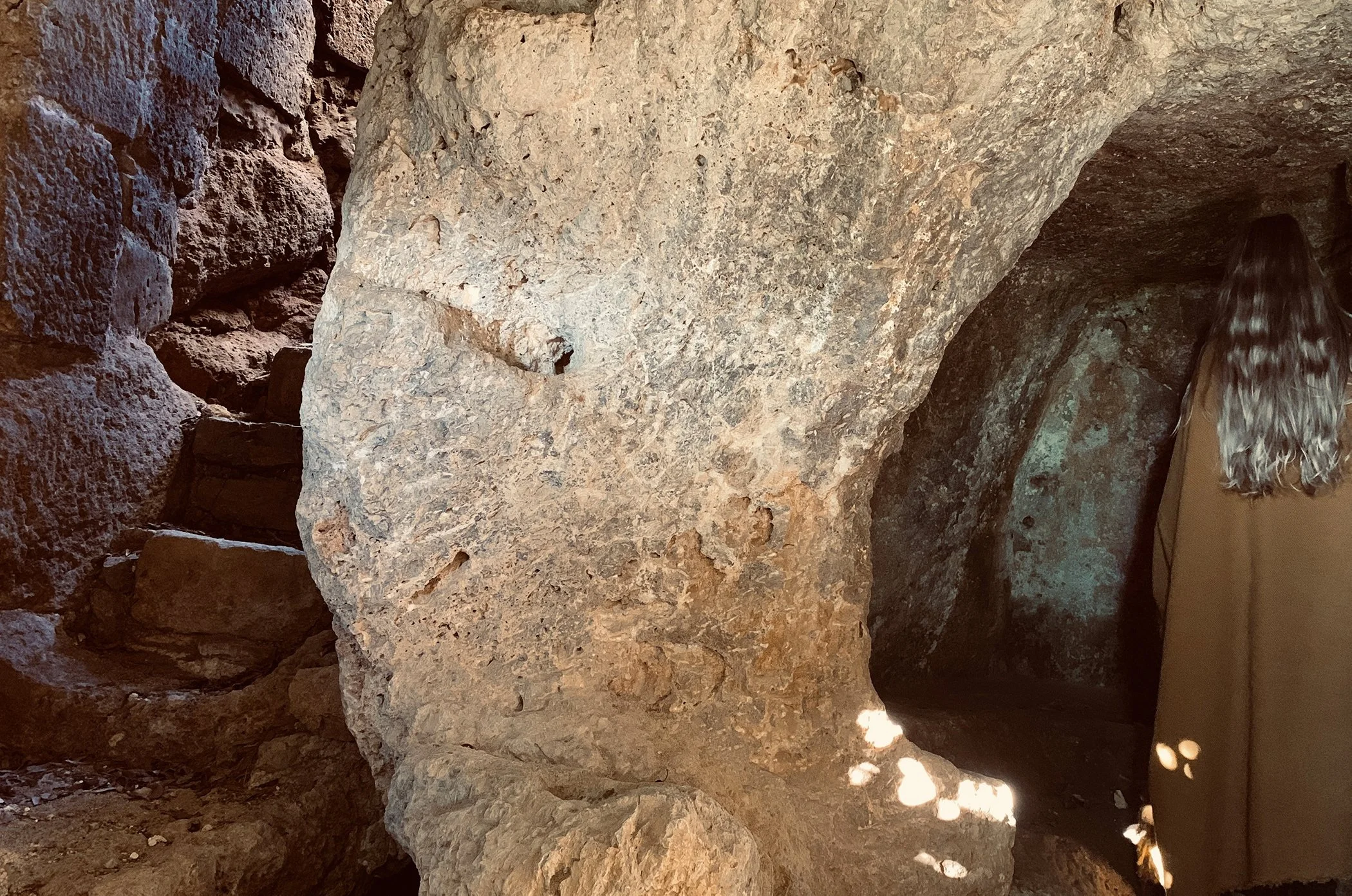 Paulina Vogt in etruskischer Grotte