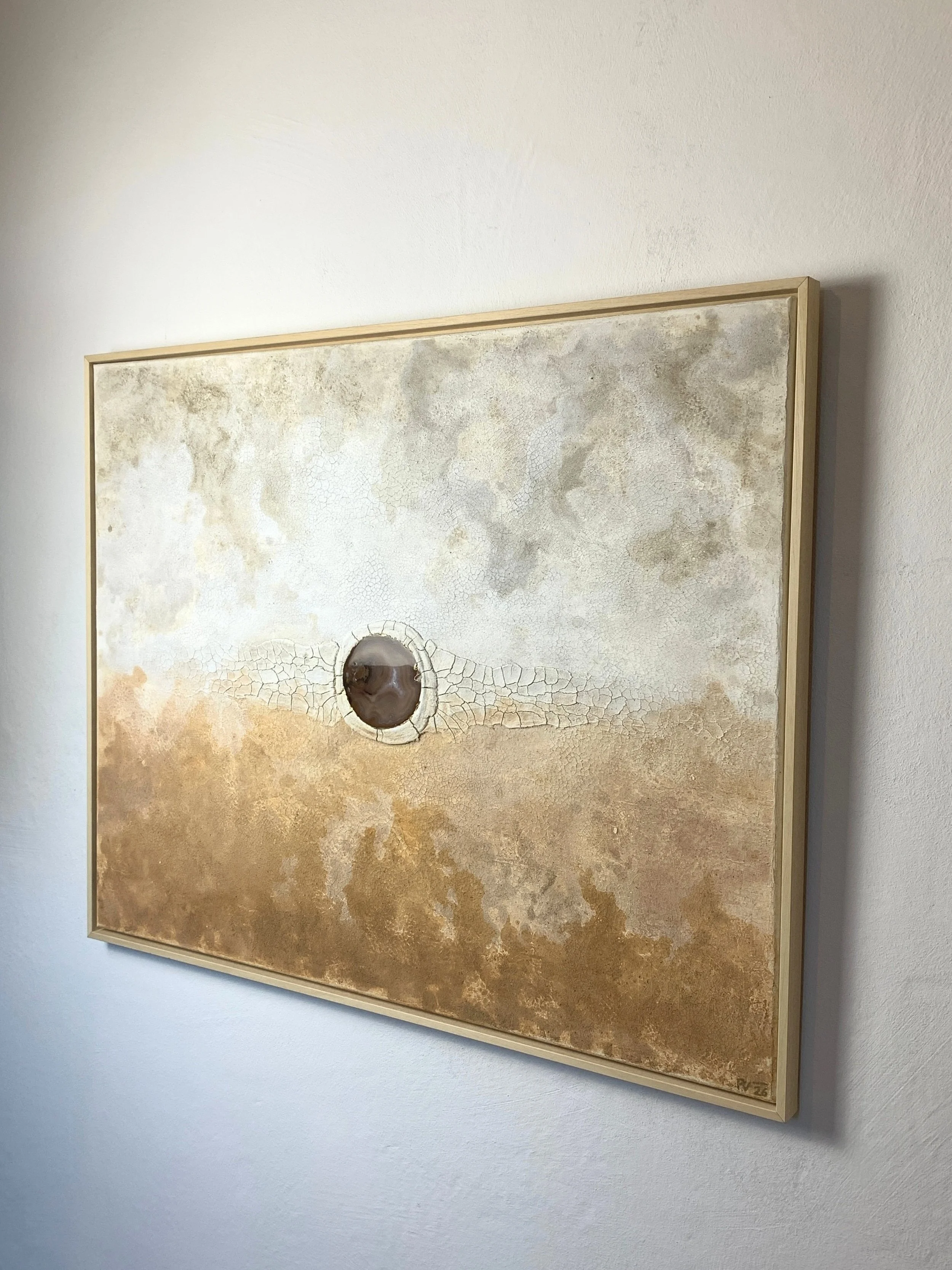 Kunstwerk mit Erde, Steinen aus einem etruskischen Tempel von Paulina Vogt
