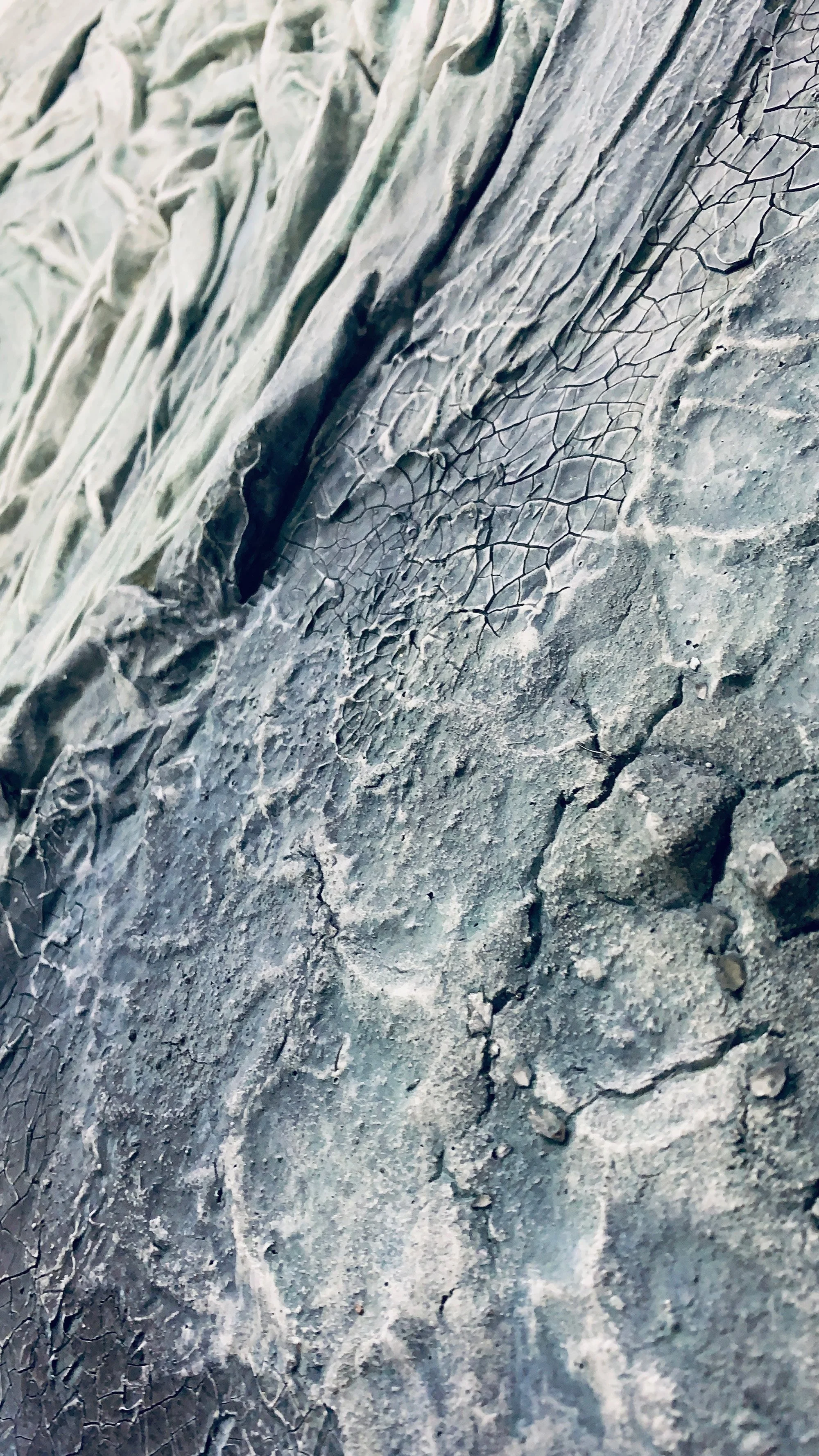 Kunstwerk mit Erde, Wasser und Steinen vom Krai Woog Gumpen im Schwarzwald von Paulina Vogt