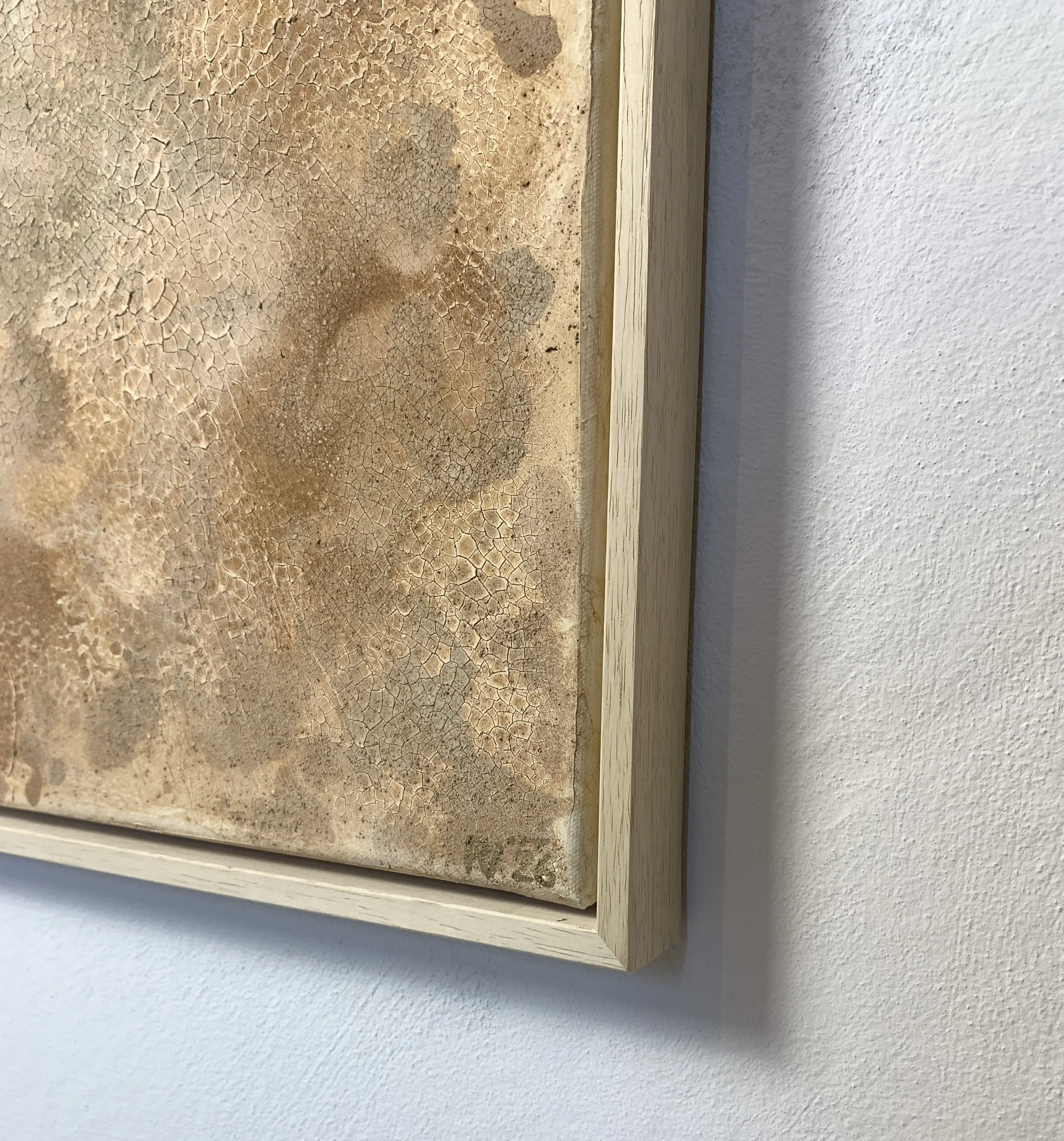 Kunstwerk mit Erde, Steinen aus einem etruskischen Tempel von Paulina Vogt
