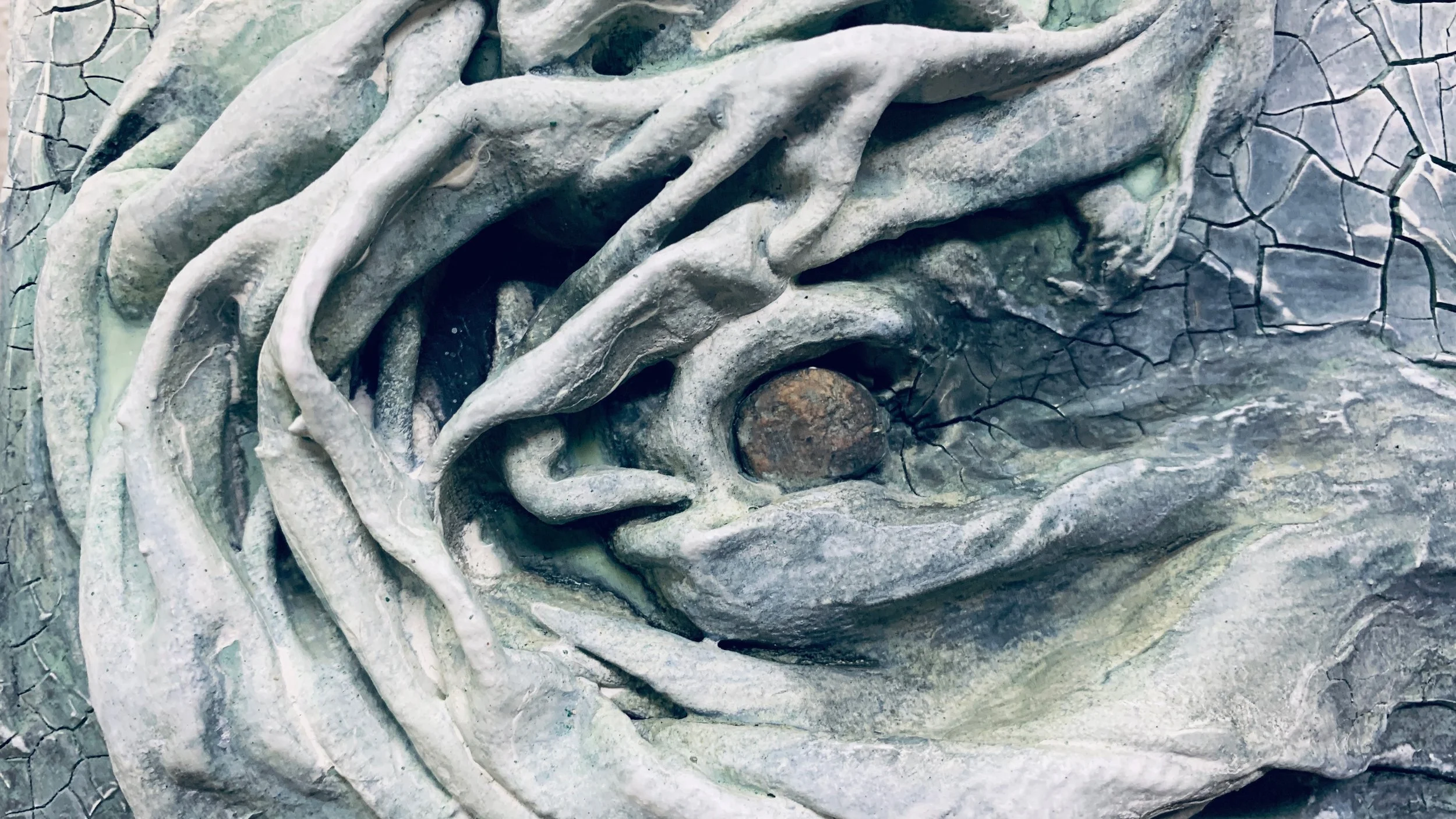 Kunstwerk mit Erde, Wasser und Steinen vom Krai Woog Gumpen im Schwarzwald von Paulina Vogt