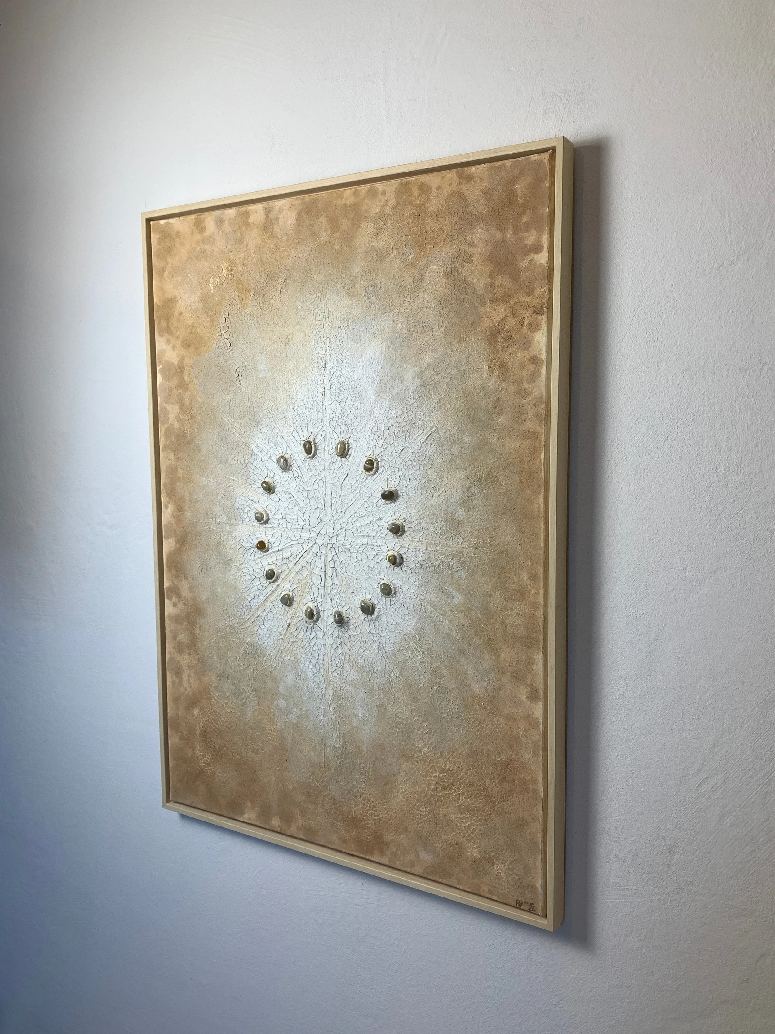 Kunstwerk mit Erde, Steinen aus einem etruskischen Tempel von Paulina Vogt