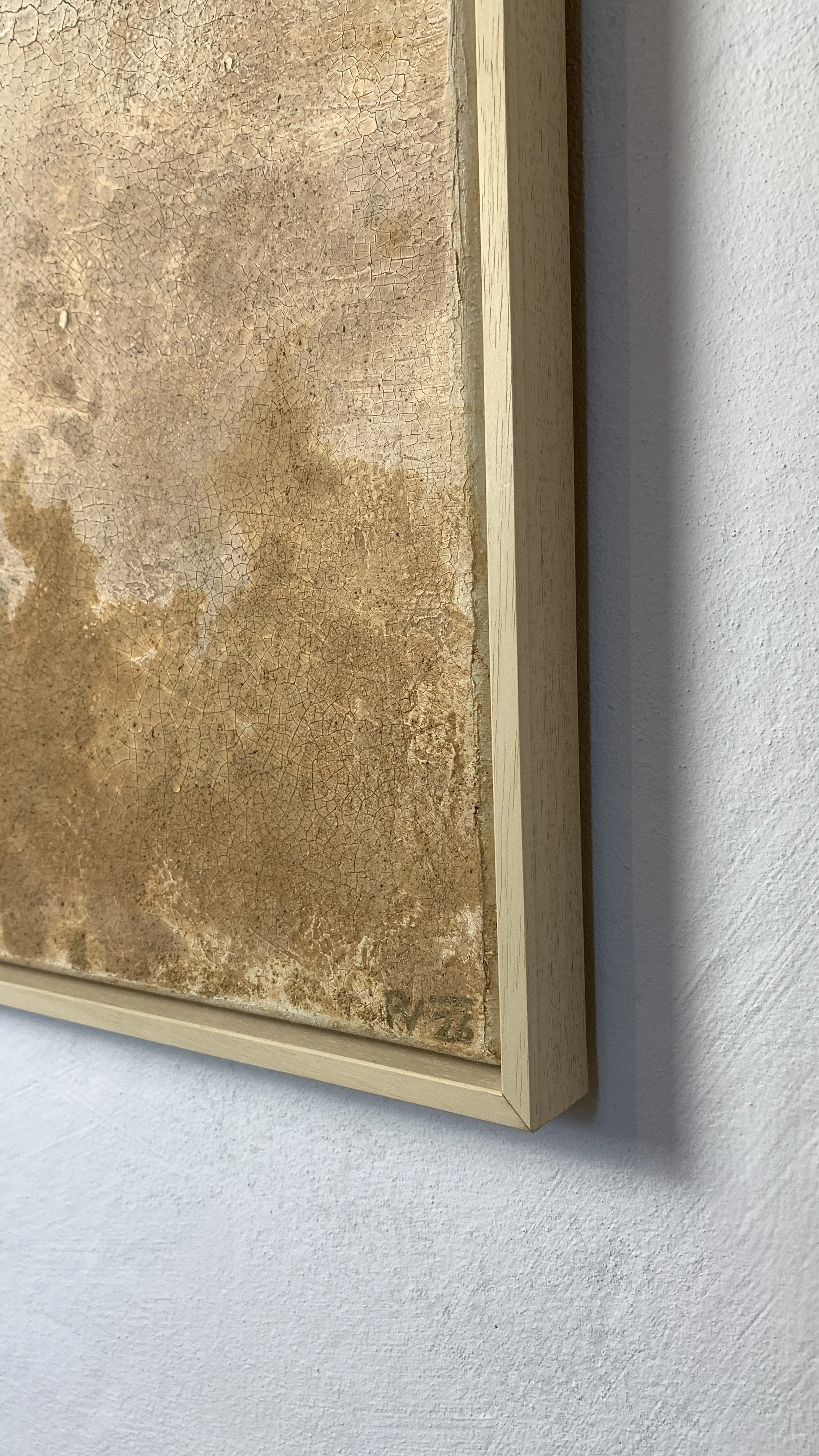 Kunstwerk mit Erde, Steinen aus einem etruskischen Tempel von Paulina Vogt