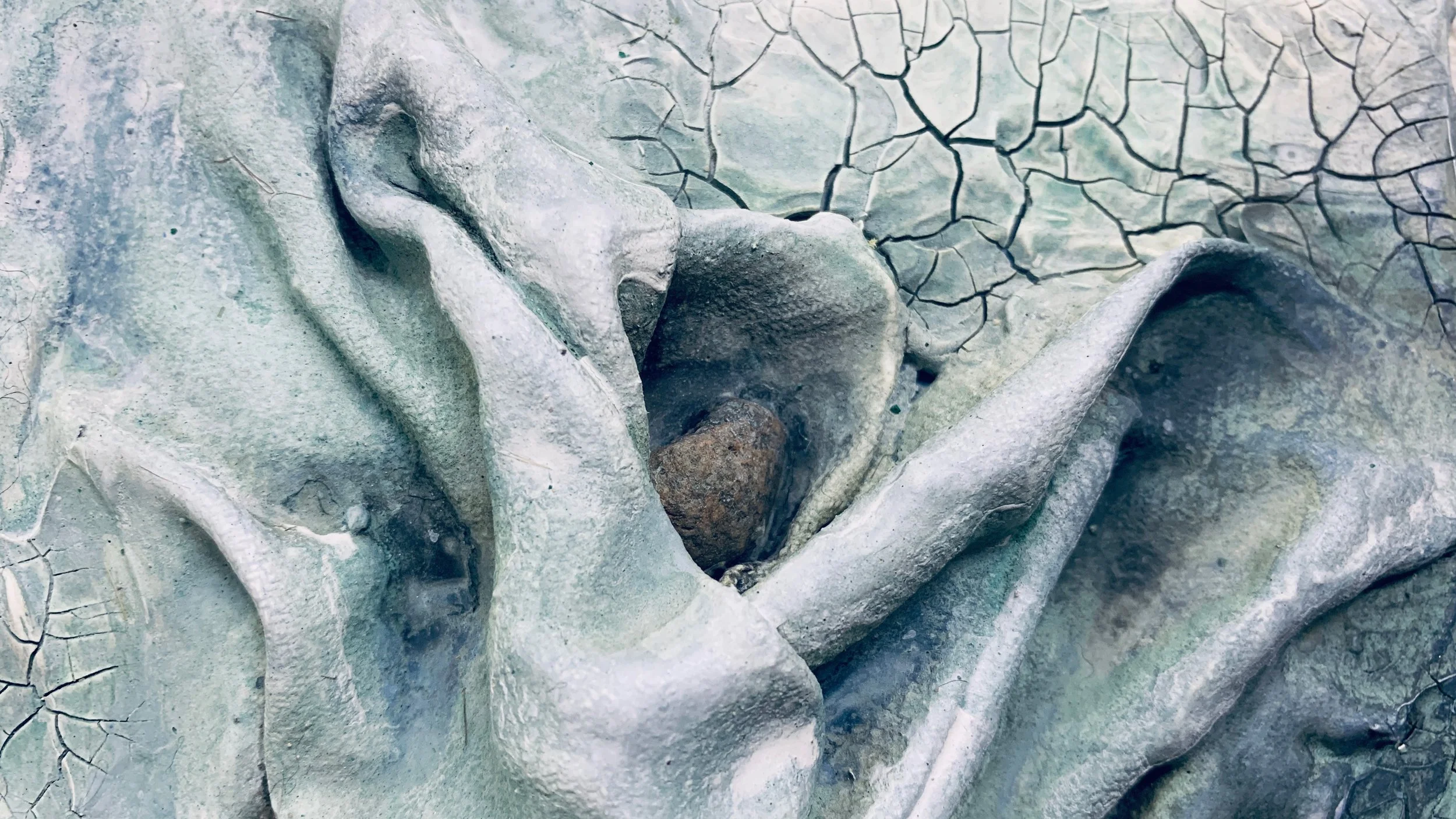 Kunstwerk mit Erde, Wasser und Steinen vom Krai Woog Gumpen im Schwarzwald von Paulina Vogt