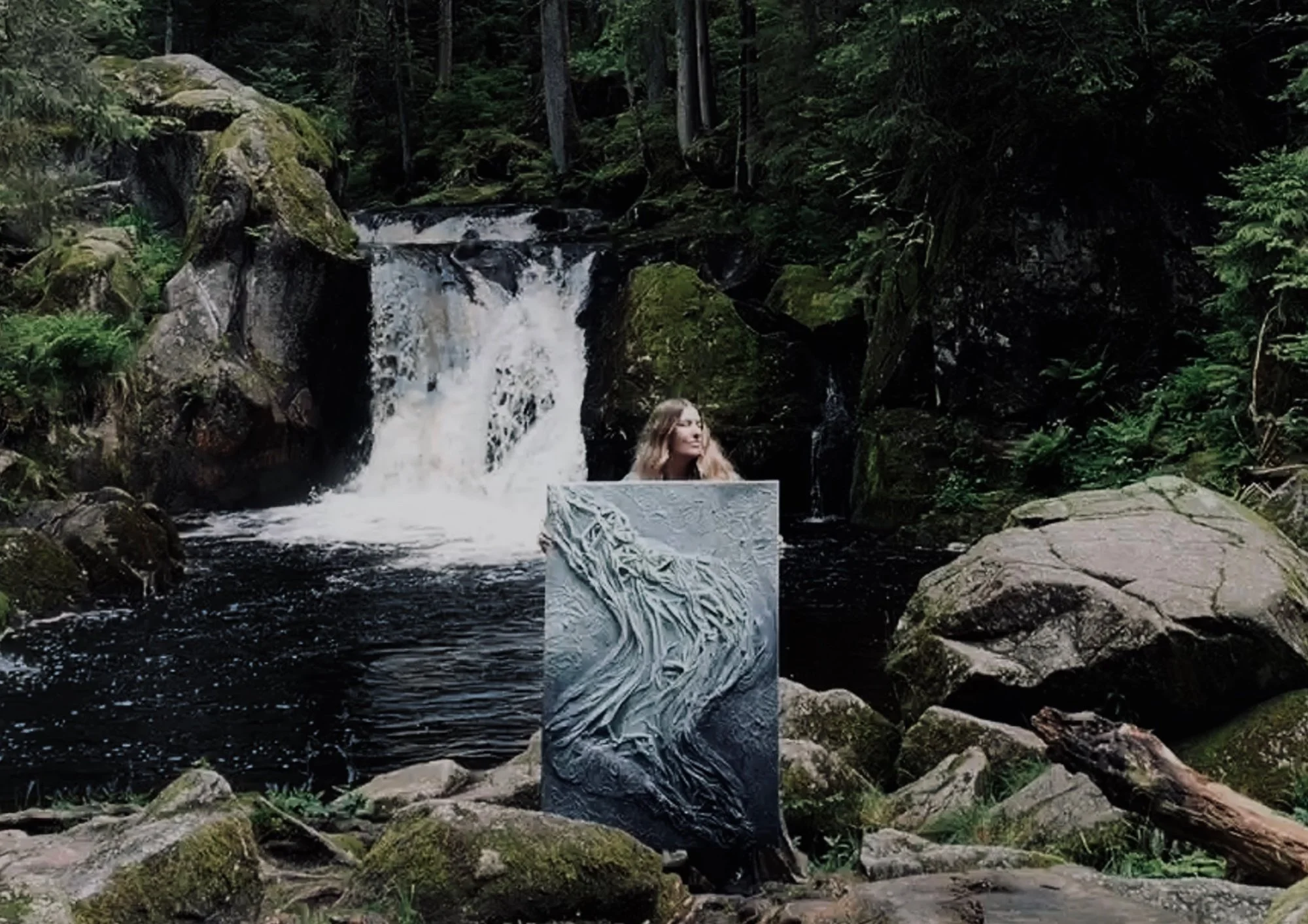 Kunstwerke mit Erde, Steinen und Wasser vom Krai Woog Gumpen im Schwarzwald