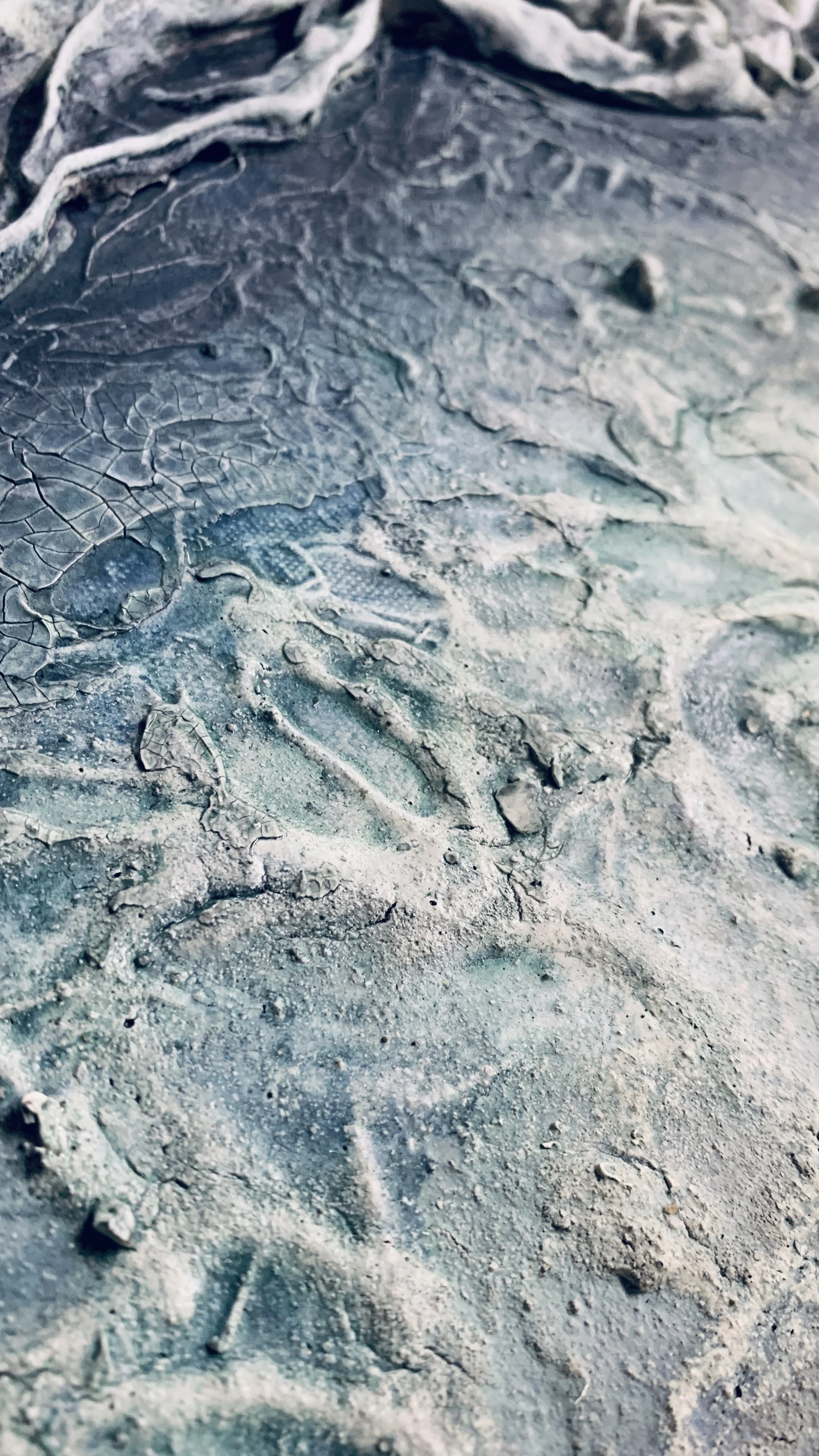 Kunstwerk mit Erde, Wasser und Steinen vom Krai Woog Gumpen im Schwarzwald von Paulina Vogt