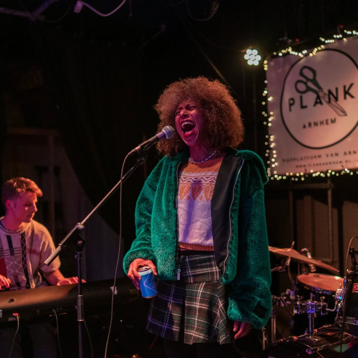 🎶🐒 Afterpost &ndash; MonkeyJam Arnhem (26 nov)

Gezellige avond in Caf&eacute; Bosch met veel jong talent en een mix van genres: van soul en indie tot keiharde knaljams. Veel speelplezier en verrassende combinaties&mdash;precies zoals we het graag 