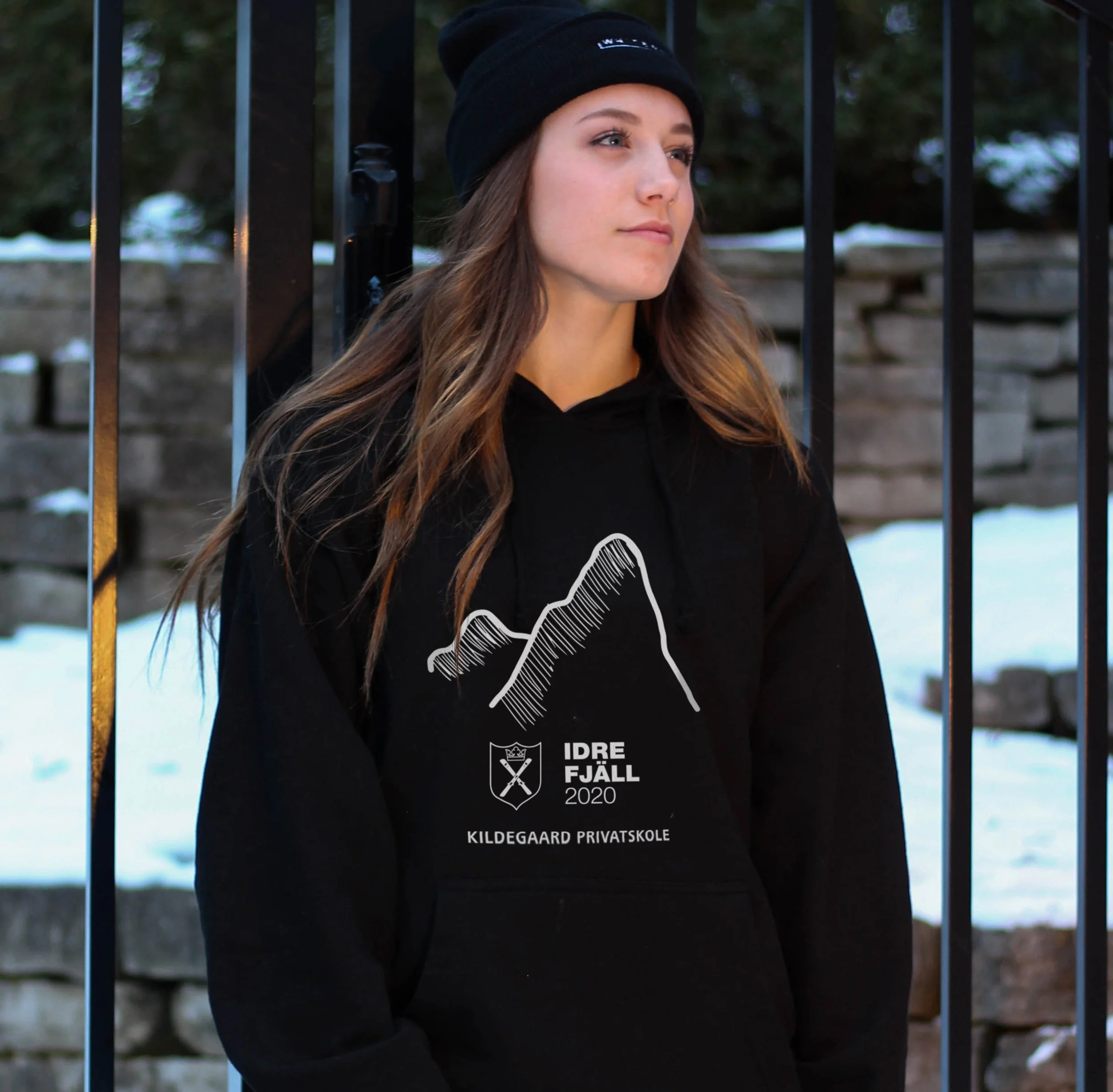 Pige med studietrøje på