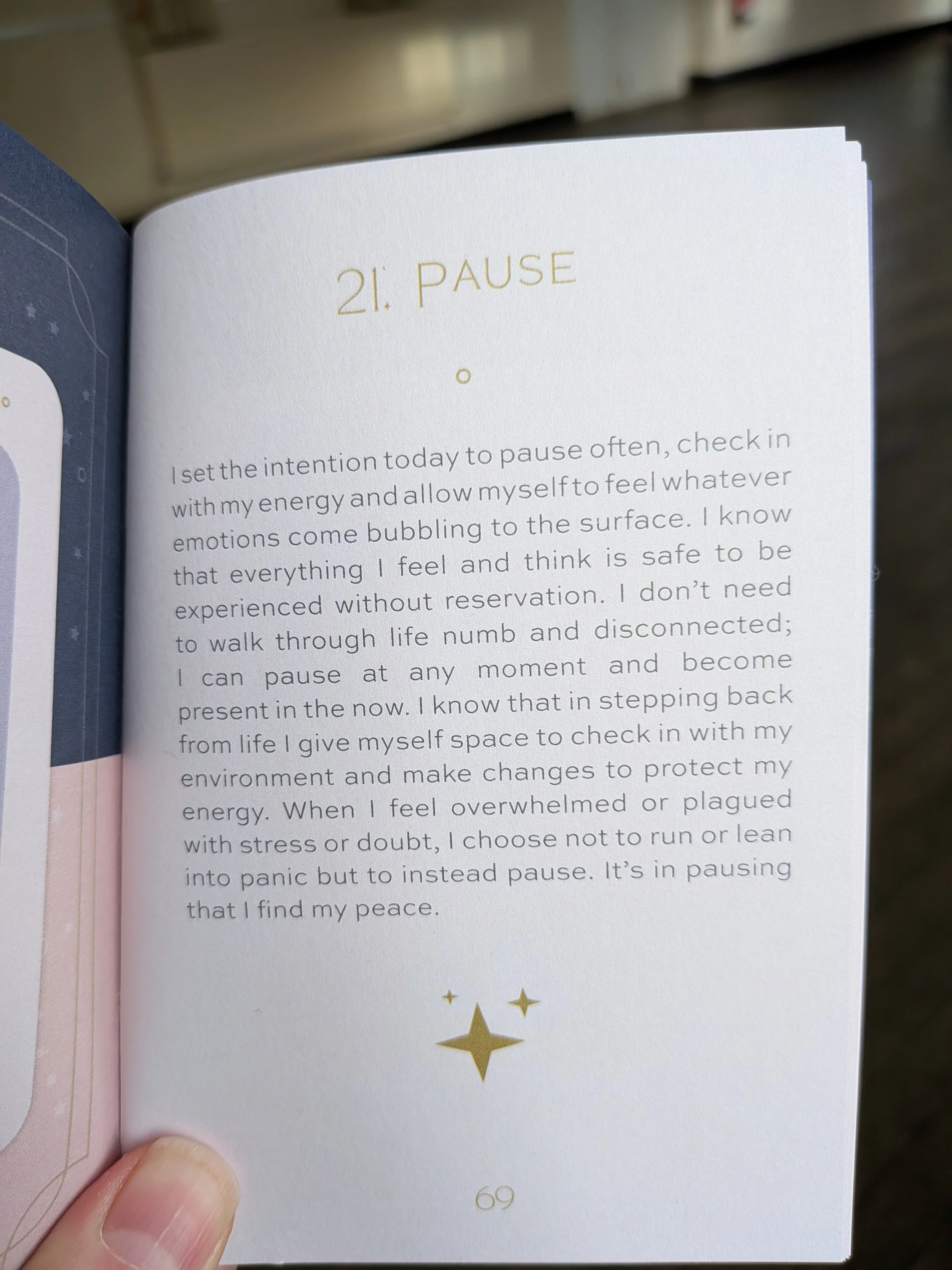A booklet open with text that describes the card 'pause'.