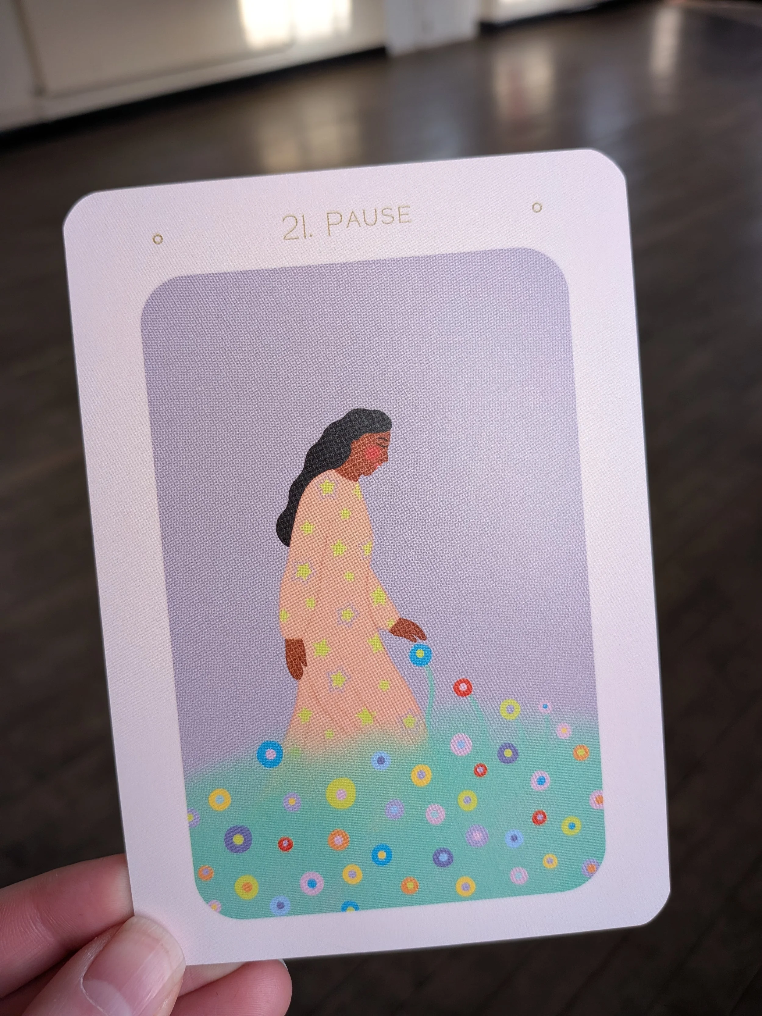 A hand holding a card that says 'pause'