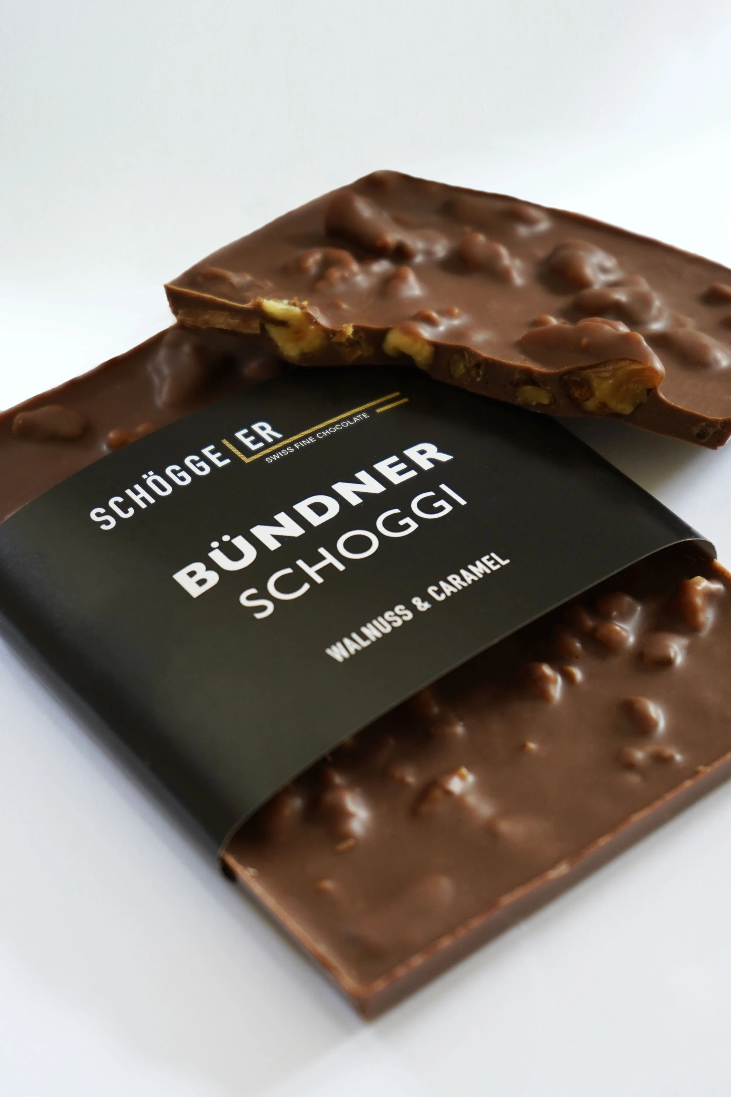 Schokoladentafel mit Walnüssen und Karamell in schwarzer Verpackung