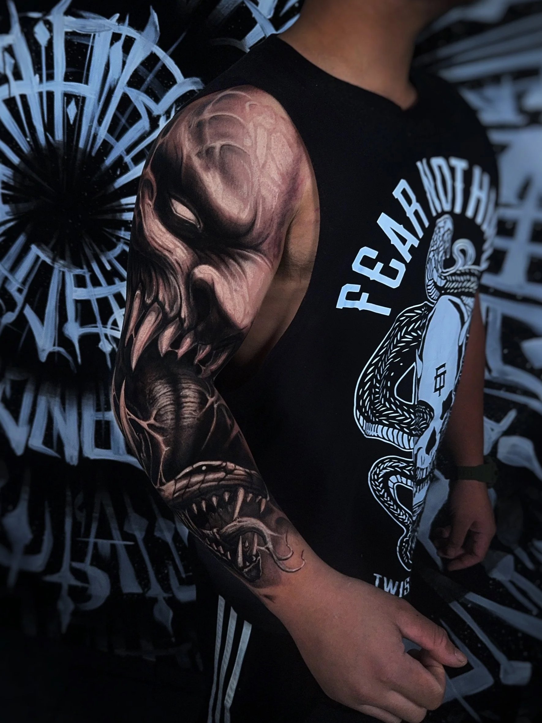 Abstraktes Black and Grey Unterarm Tattoo mit fließenden organischen Formen und dunkler, kontrastreicher Wirkung.