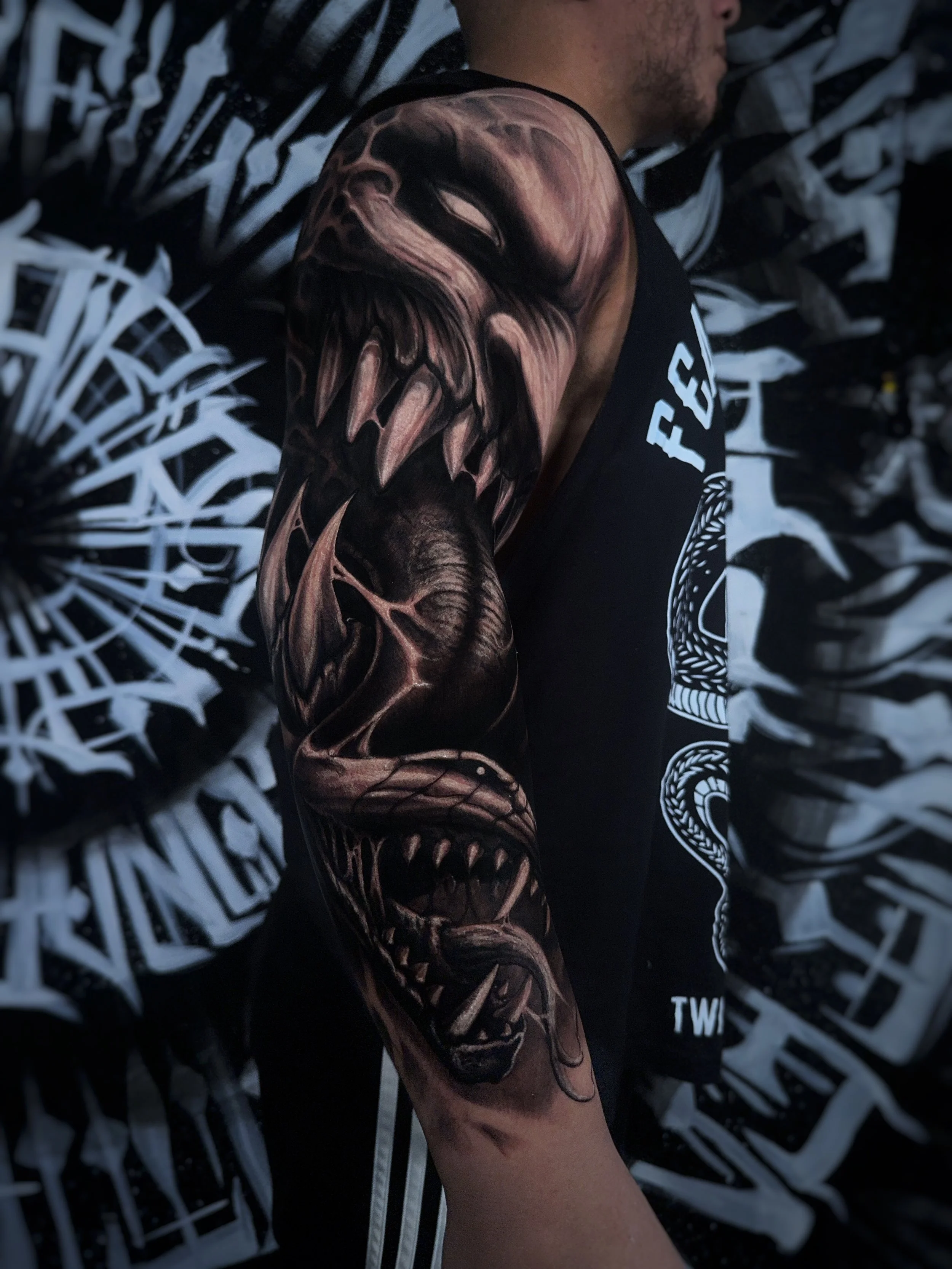 Seitliche Ansicht eines Dark Realism Sleeves mit monströsem Motiv und dynamischem Aufbau.