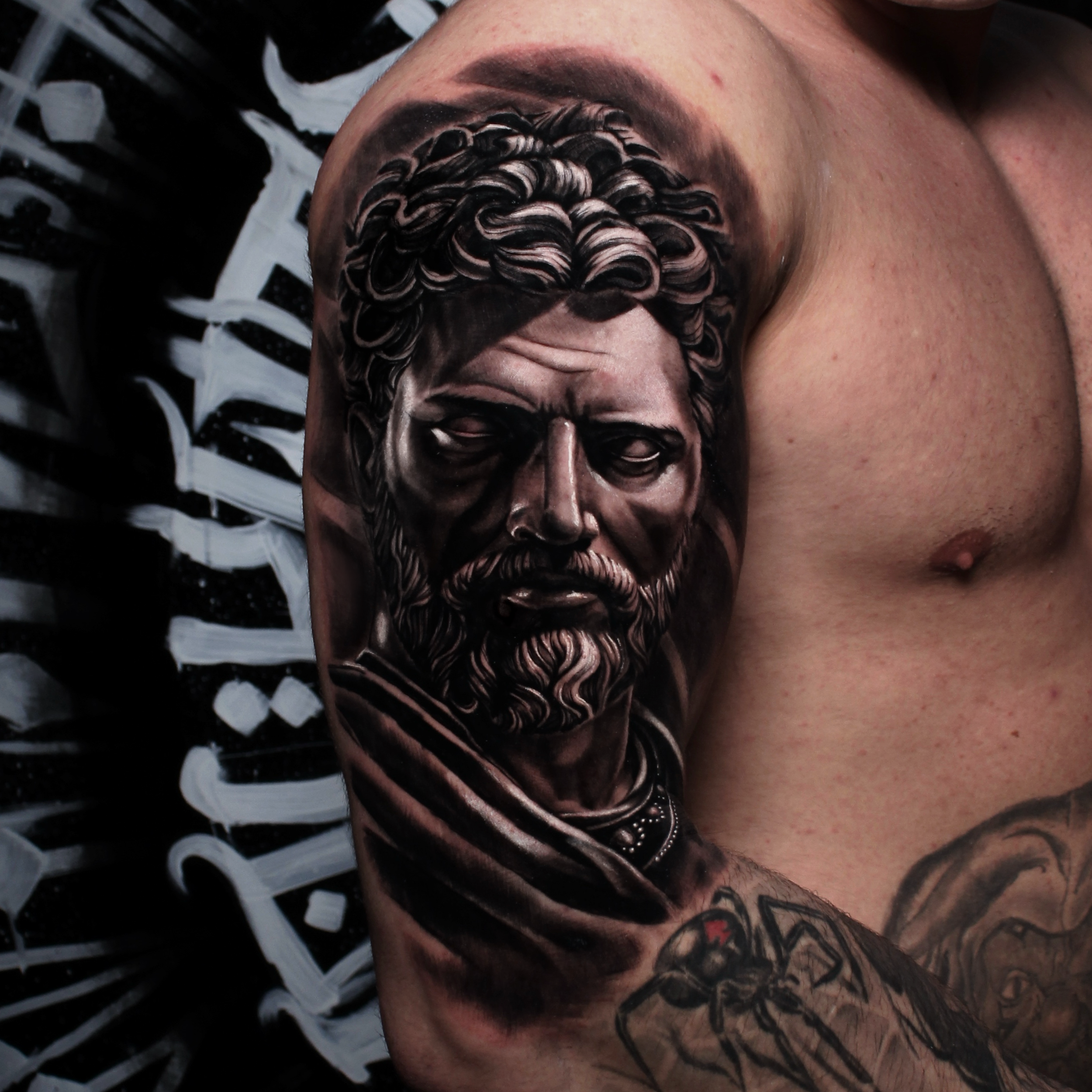 Dark Realism Brust Tattoo in Köln