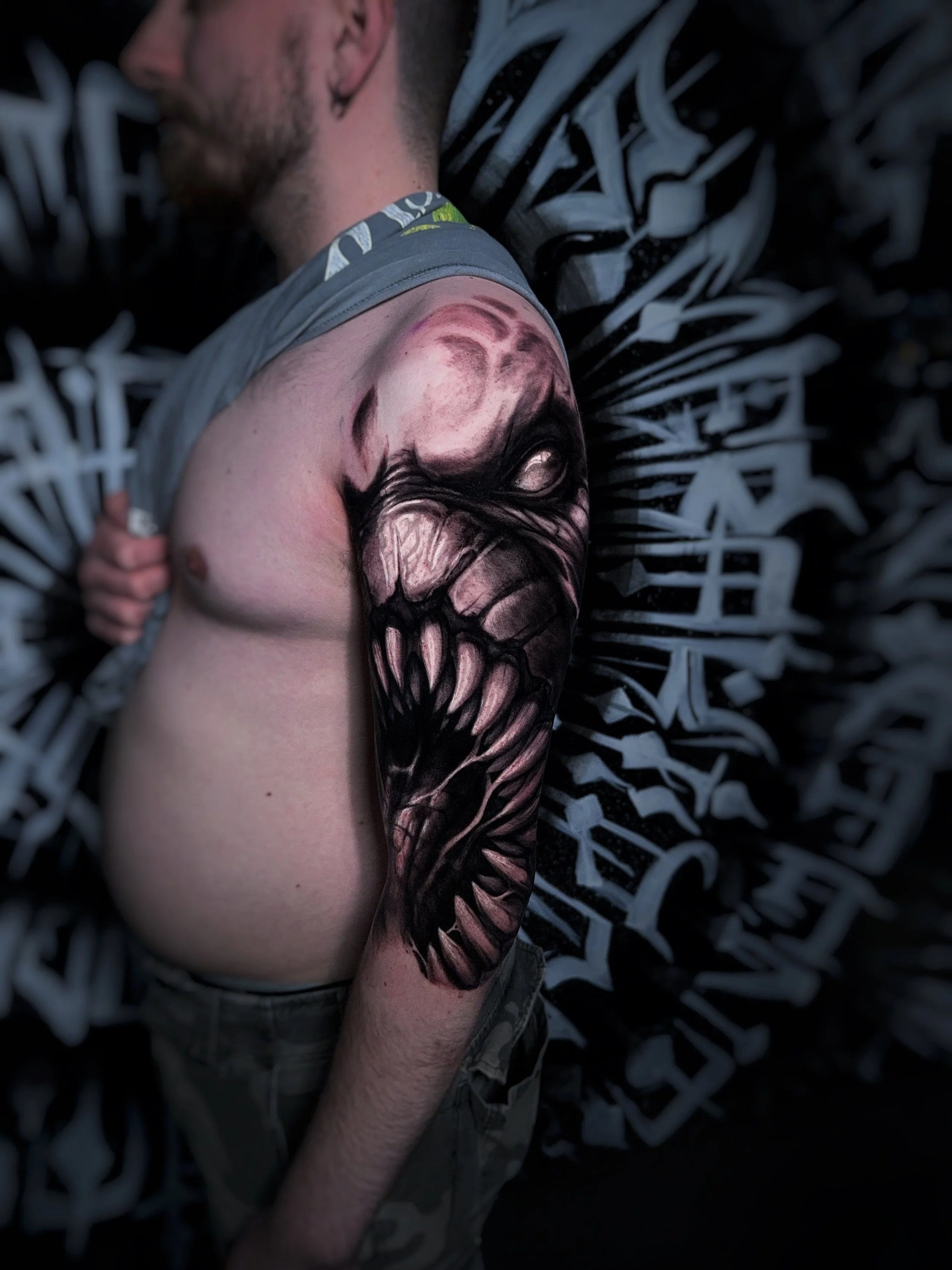 Dark Realism Schulter Tattoo mit monströsem Maul und kraftvoller Tiefenwirkung.