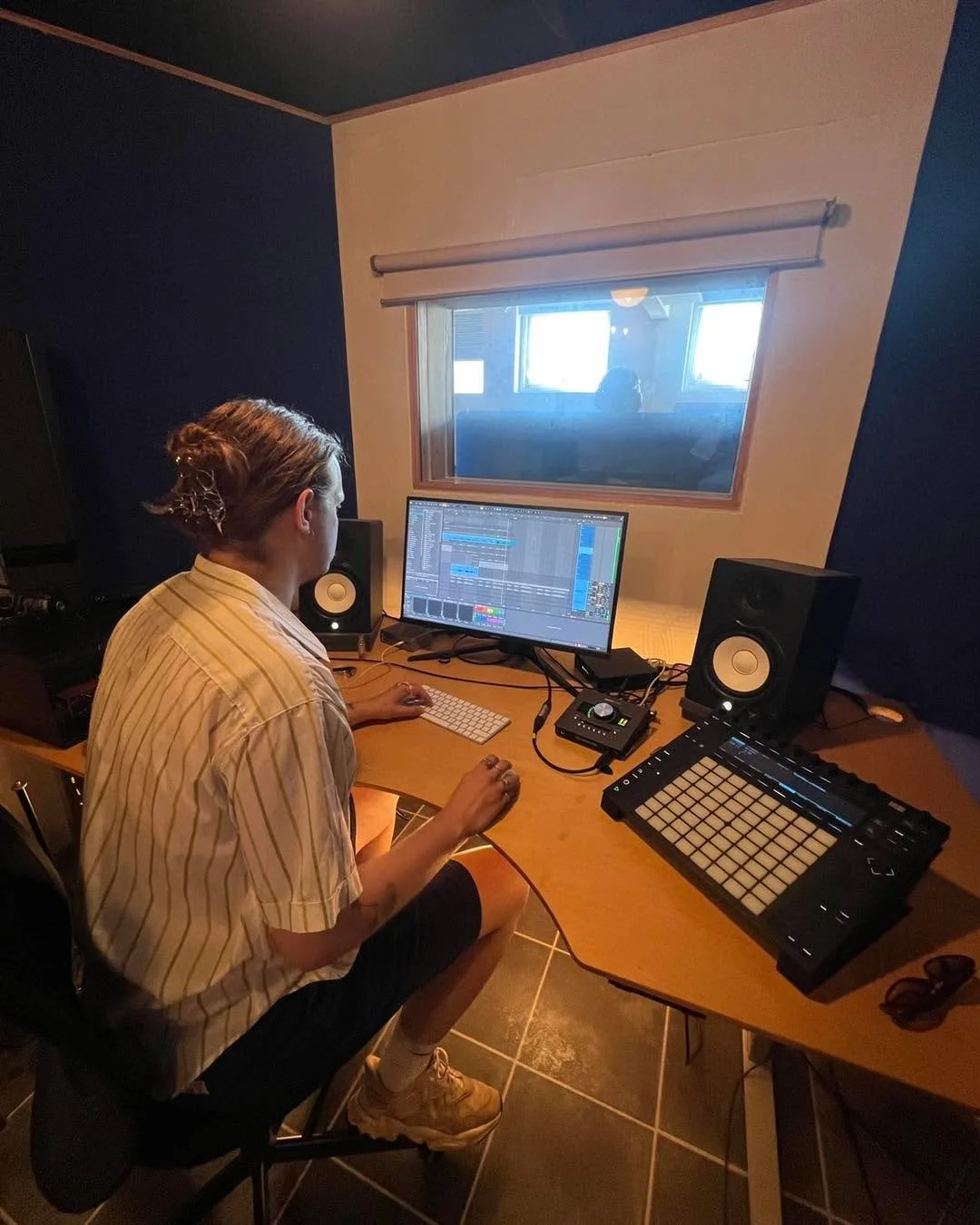 🥵 Producing new music music in the summer heat 🚛 @signe_holleufer @alexander_ryberg  #trailermusic #trailermusiccomposer #trucksmusicpublishing #coverversions #music #publishing #musicpublishing  #nordicnoir #storytelling