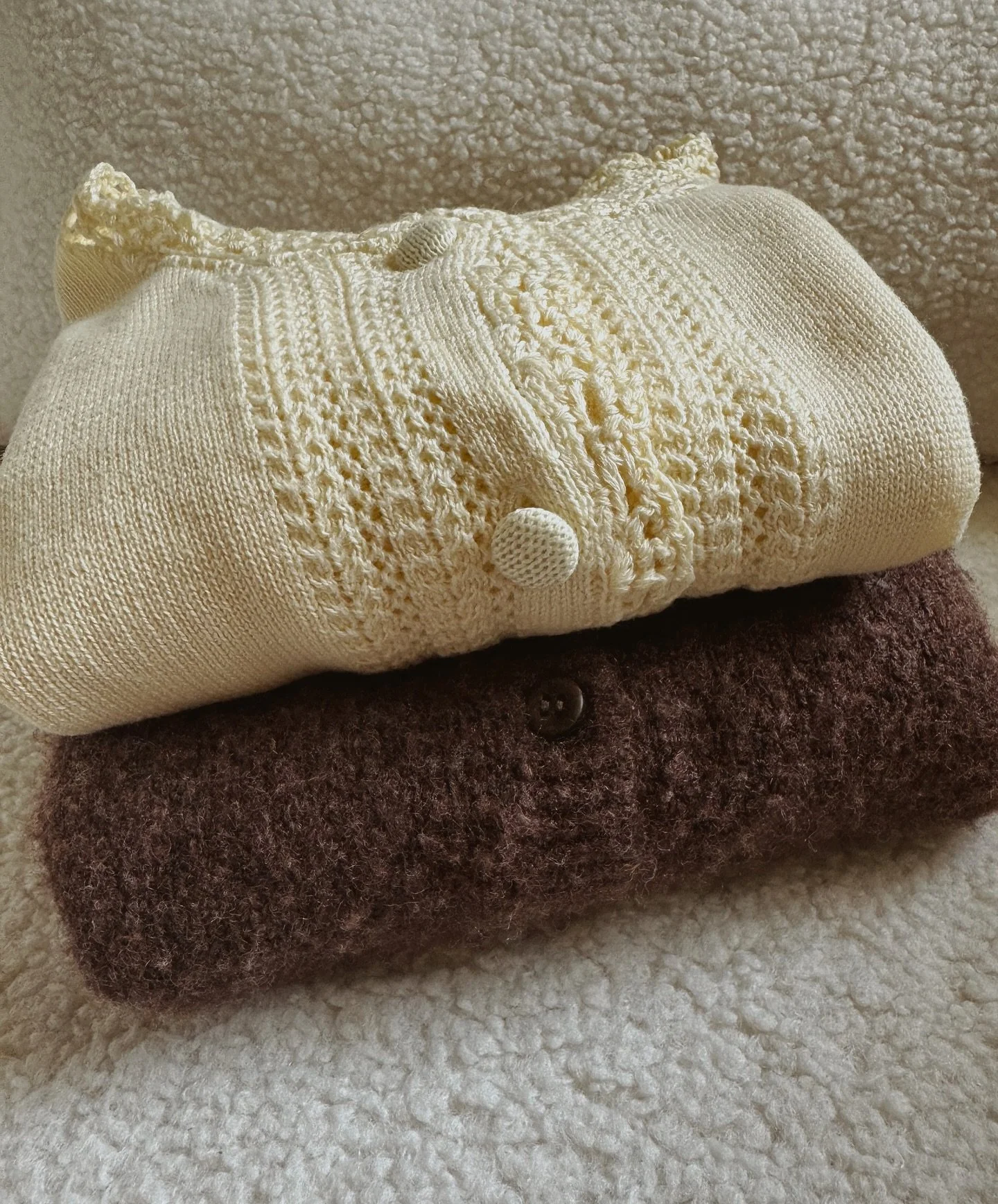 Tiny knits, because even your littlest ones deserve the coziest cardigans for those crisp fall mornings 🍂🤎