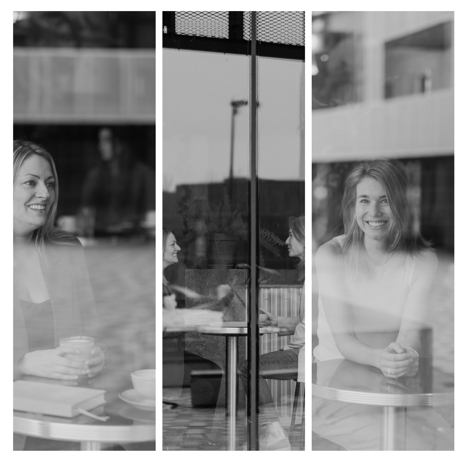 Trois femmes souriantes assises à une table dans un café, vue à travers une fenêtre en verre.
