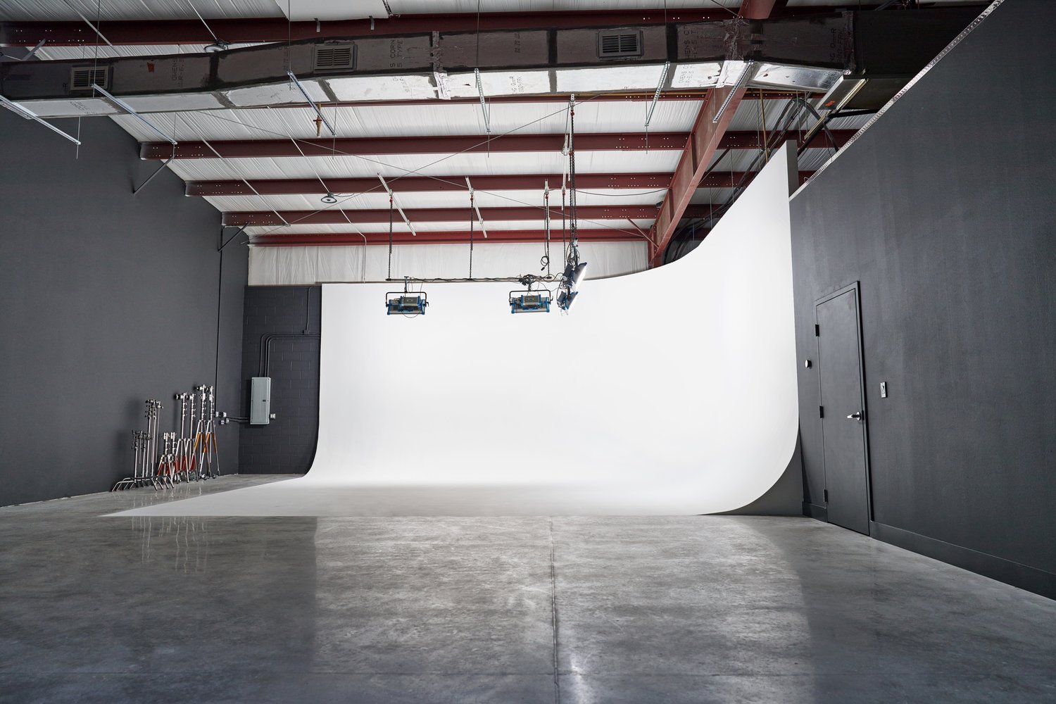The Benefits of Renting a Studio with a Cyc Wall for Your Photography and Videography Projects