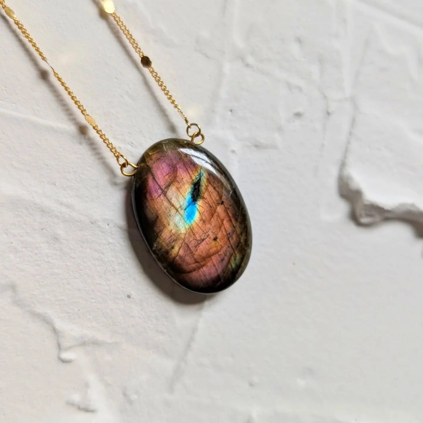 Les labradorites font leur grand retour sur l'eshop !
Des reflets multicolores, presque m&eacute;talliques pour une pierre unique ✨
Vous pourrez retrouver une s&eacute;lection de colliers et de boucles uniques en s&eacute;rie tr&egrave;s limit&eacute