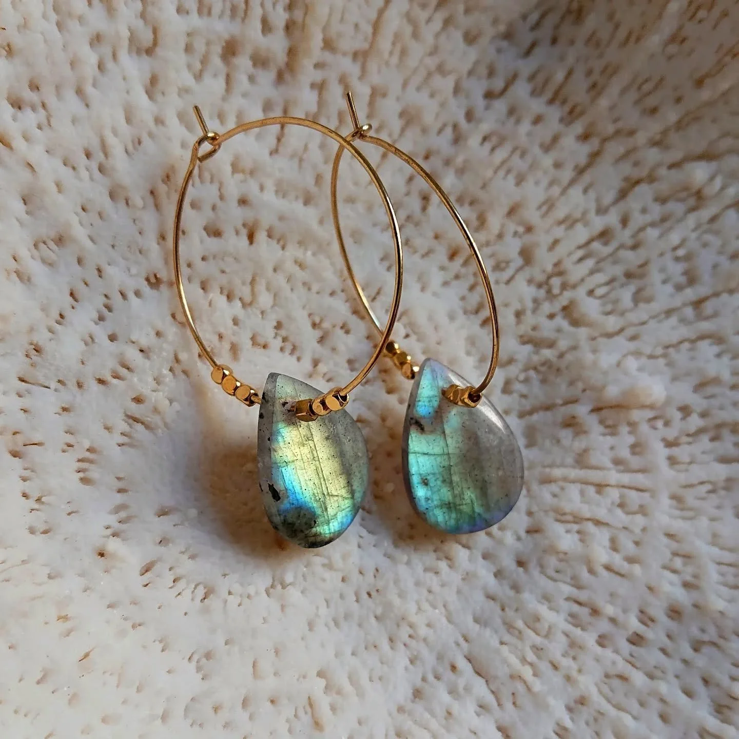Un rayon de lumi&egrave;re et les reflets de la labradorite se r&eacute;v&egrave;lent ✨
Cette pierre est r&eacute;serv&eacute;e aux patients et aux observateurs qui sauront appr&eacute;cier ses couleurs qui se r&eacute;v&egrave;lent selon son orienta