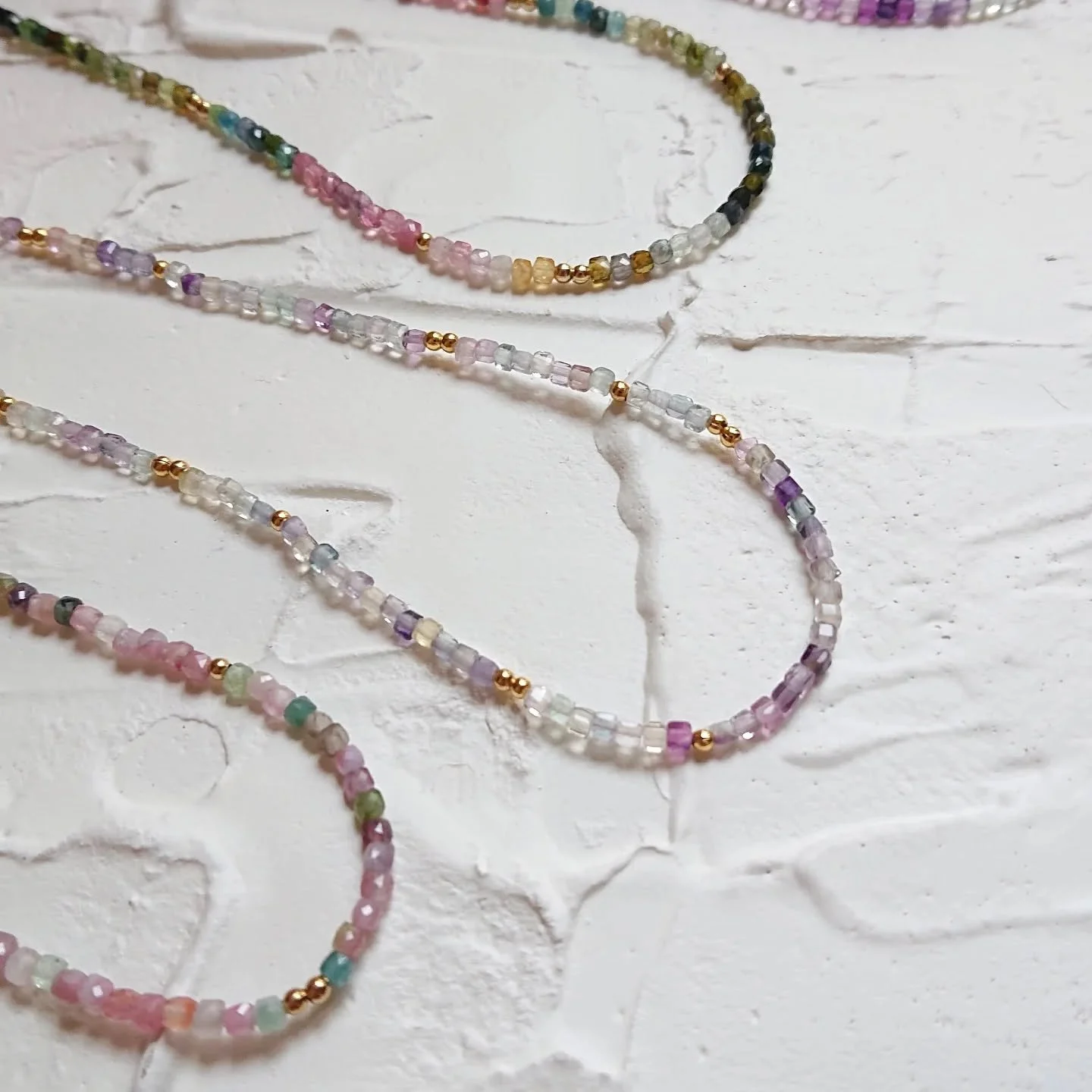 Les colliers mini cubes sont parfaits pour les f&ecirc;tes de fin d'ann&eacute;e ✨
De petites pierres color&eacute;es qui scintillent d&egrave;s qu'elles sont &agrave; la lumi&egrave;re. Il reste encore plusieurs couleurs de pierres disponibles sur l