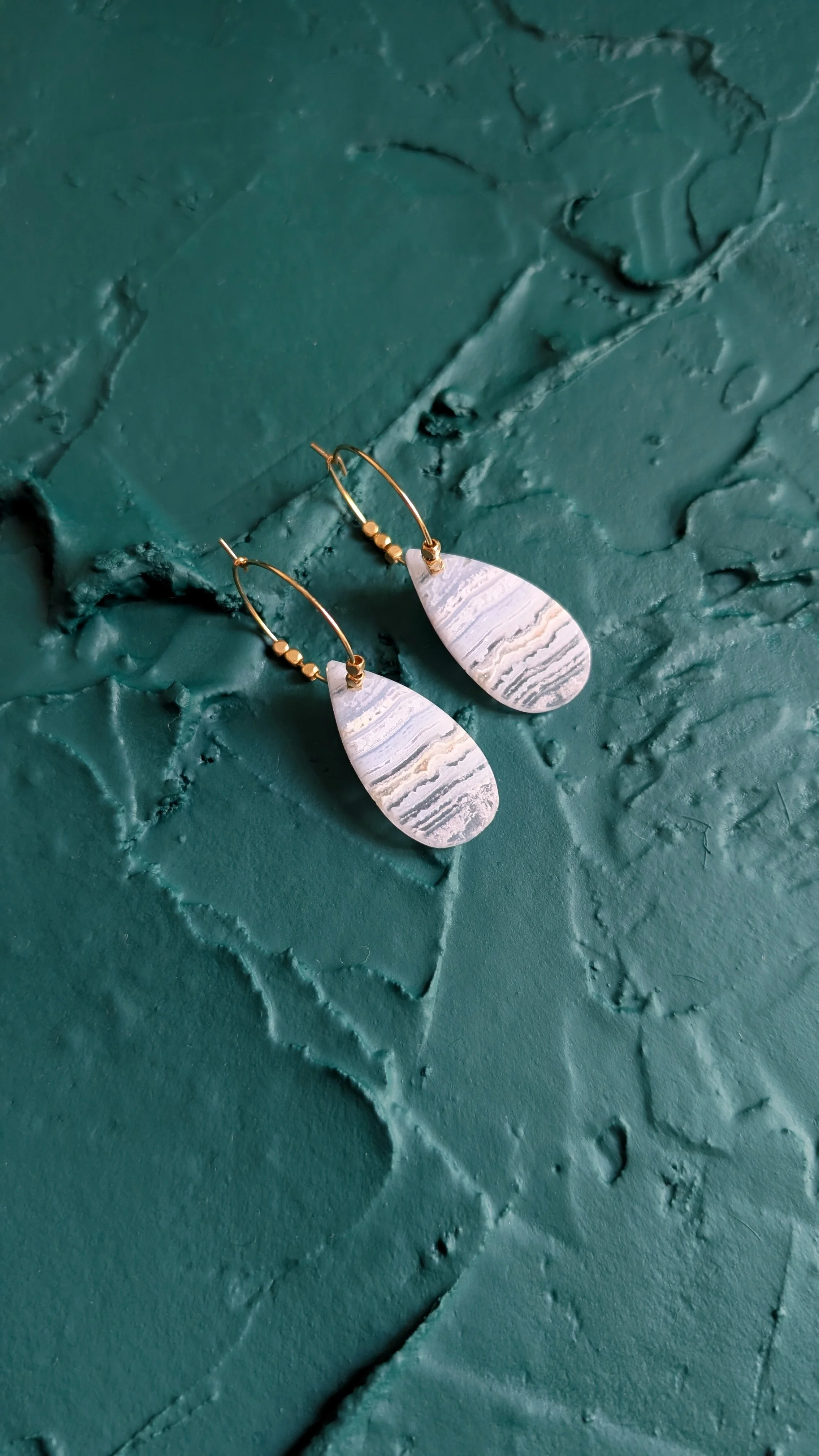 Créoles pièce unique Calcédoine M4