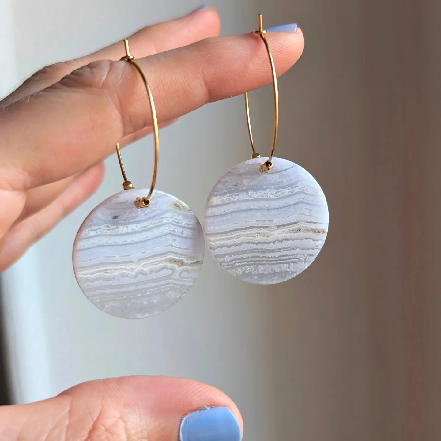 Les calc&eacute;doines sont en ligne !
Une belle s&eacute;lection de boucles givr&eacute;es avec un bleubtout doux, du blanc et des transparences ❄️

Un vrai morceau de glace !

Vous pouvez les retrouver sur le site 
https://www.stonepaperfeather.fr/