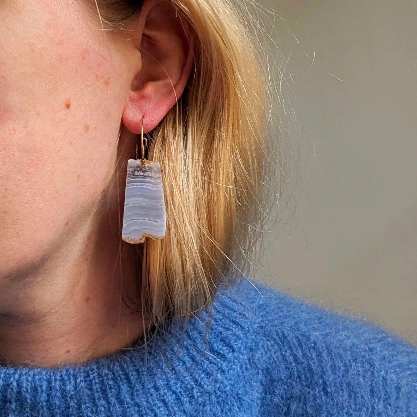 Vous avez profit&eacute; de la neige et elle vous manque d&eacute;j&agrave; ?
Les calc&eacute;doines sont faites pour vous !

Un bleu clair, des strates, du blanc, des inclusions...on dirait de la neige fig&eacute;e ❄️

Vous pouvez retrouver la s&eac