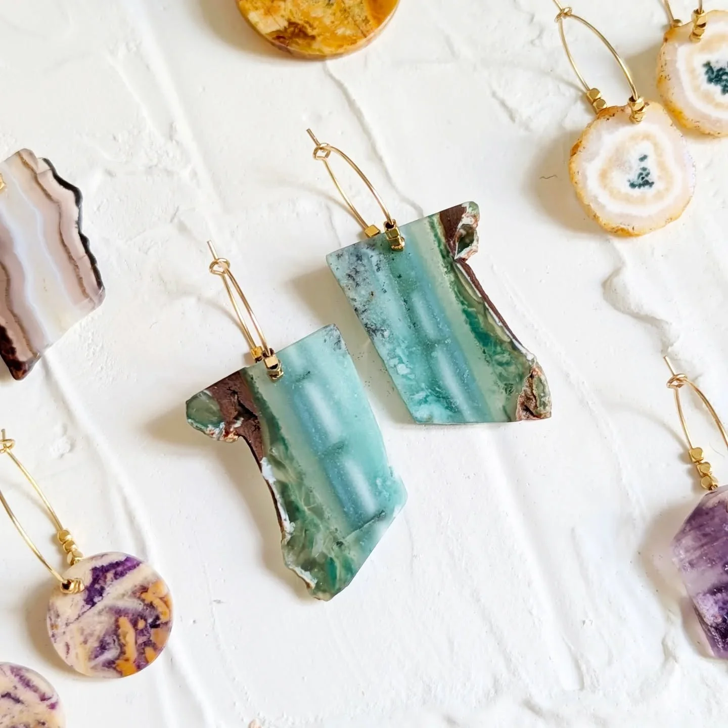 Soleil de retour, on sort les couleurs pour f&ecirc;ter l'arriv&eacute;e du printemps 🌞
Quoi de mieux que l'arc en ciel naturel des pierres ?
Vous pourrez retrouver un large choix d&egrave;s ce weekend au @brunchdescreateurs de Rennes, j'ai h&acirc;