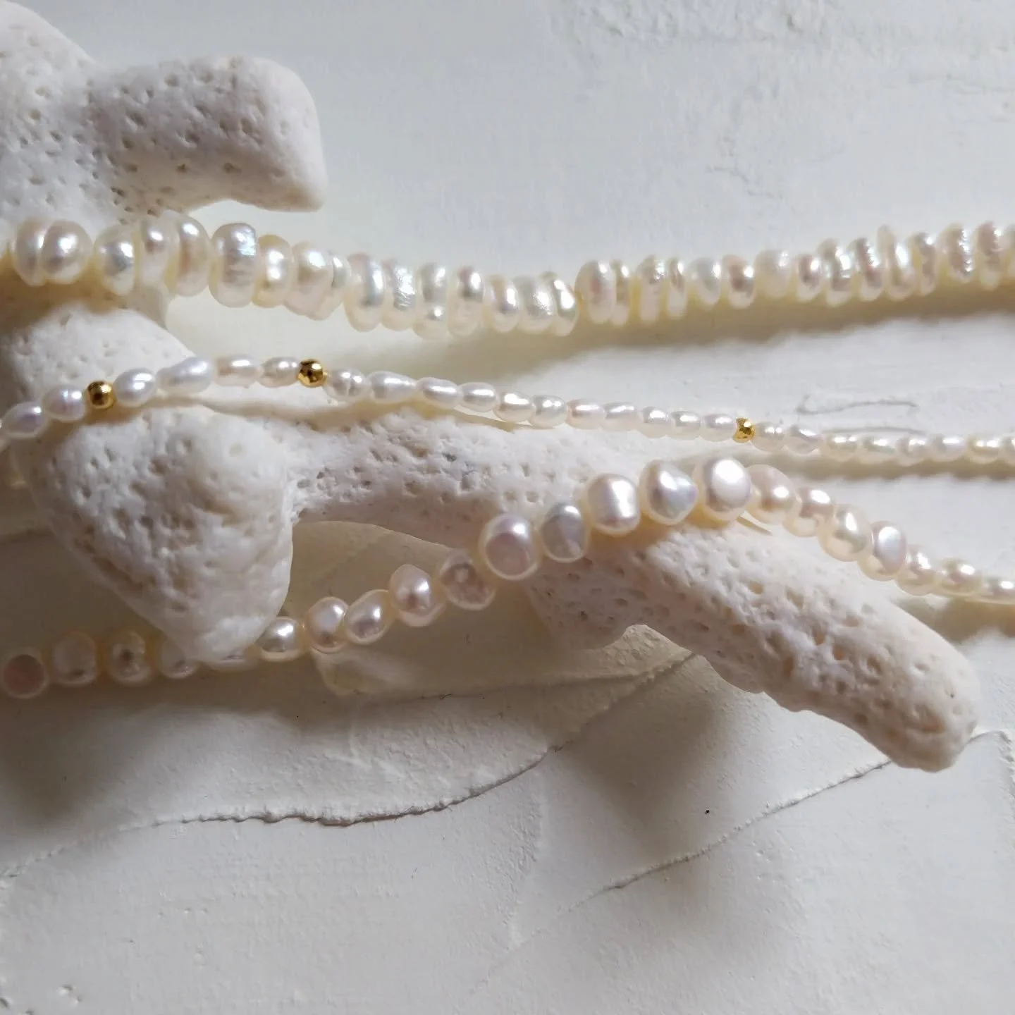 Les nacres ont d&eacute;sormais trouv&eacute;es leur place dans la collection 🐚

Irr&eacute;guli&egrave;res, loin des standards habituels, je suis tr&egrave;s contente d'avoir trouv&eacute; celles qui me plaisent vraiement et de l'accueil que vous l